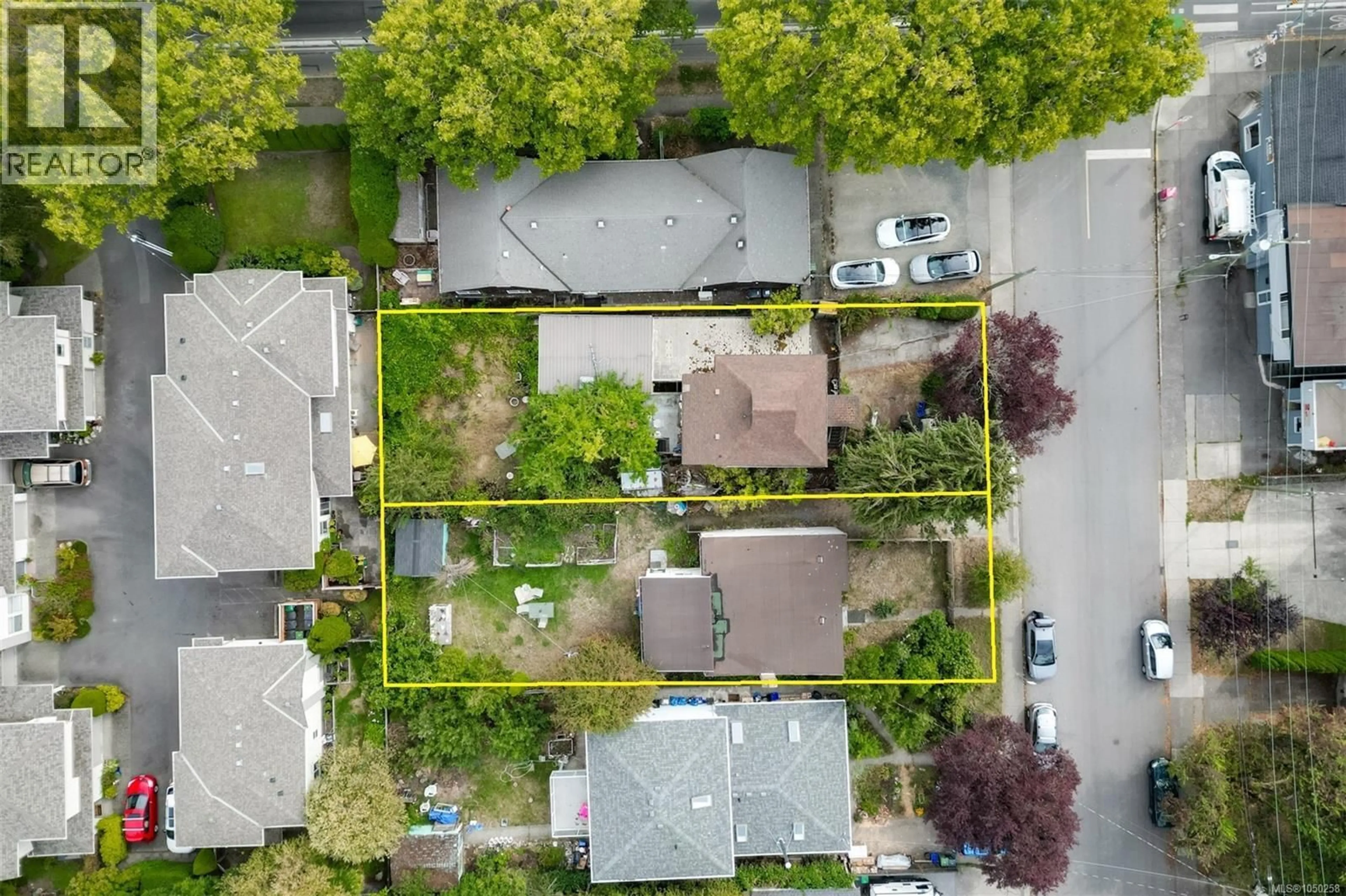 A pic from outside/outdoor area/front of a property/back of a property/a pic from drone, street for 1636/1662 KINGS ROAD, Victoria British Columbia V8R2N8