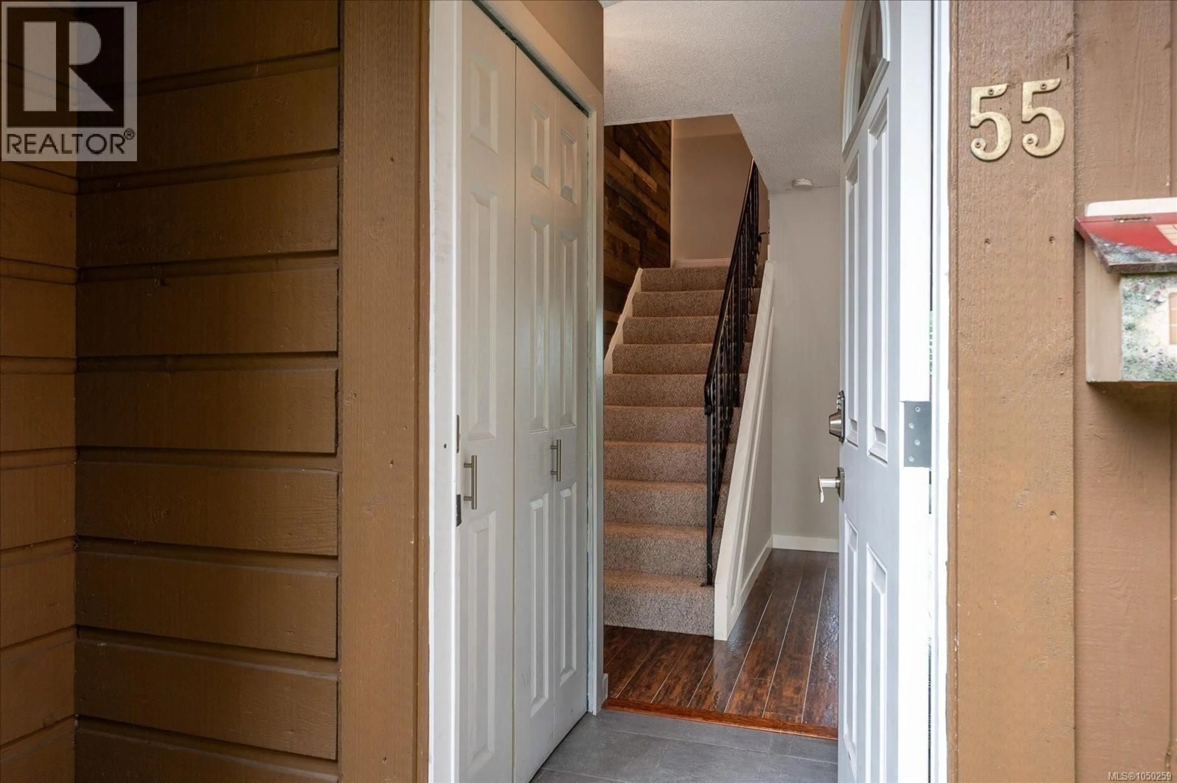 Indoor foyer for 55 - 855 HOWARD AVENUE, Nanaimo British Columbia V9R5V4