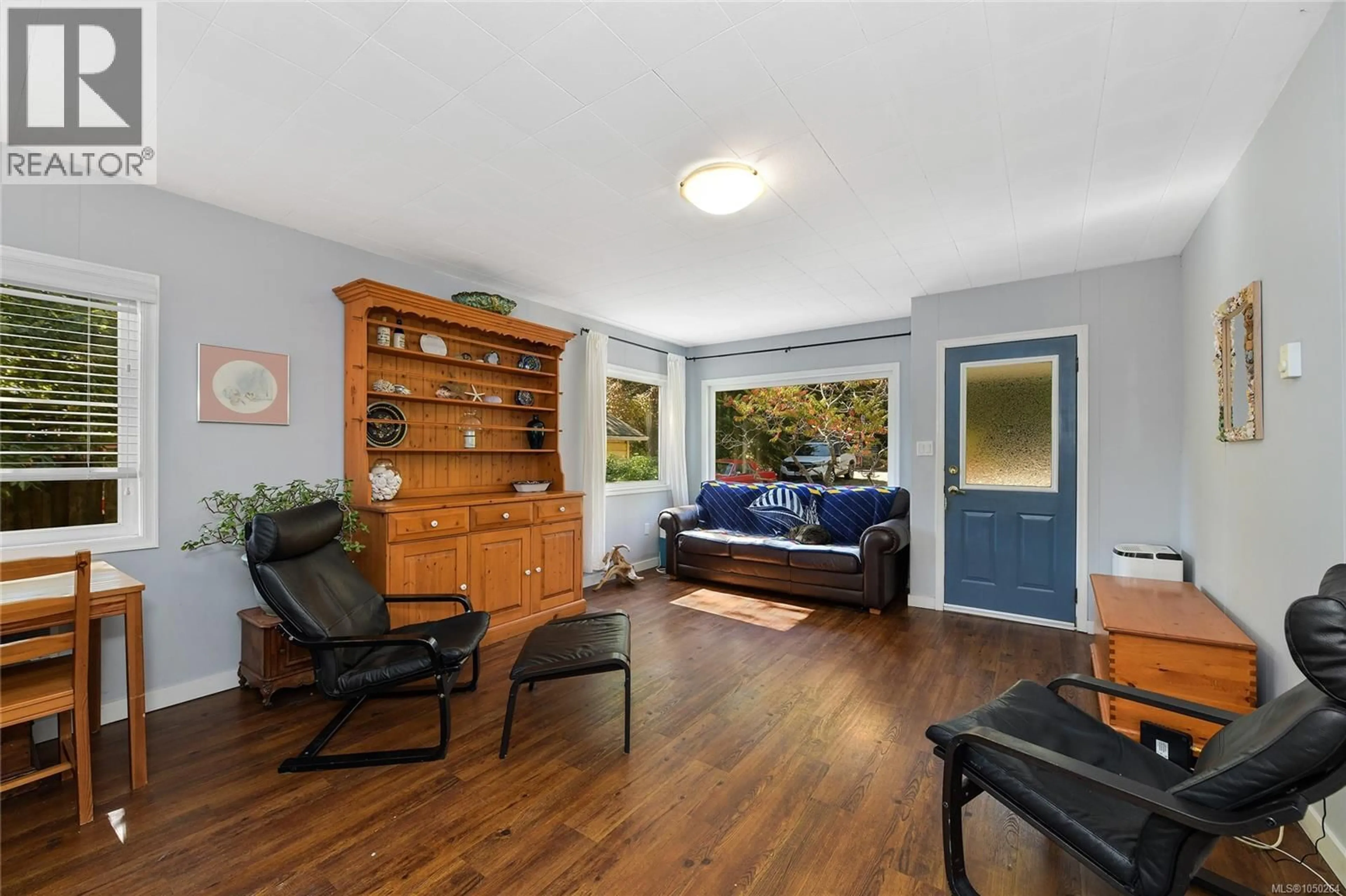 Living room with furniture, wood/laminate floor for 5229 JERSEY ROAD, Saanich British Columbia V8Y2H2