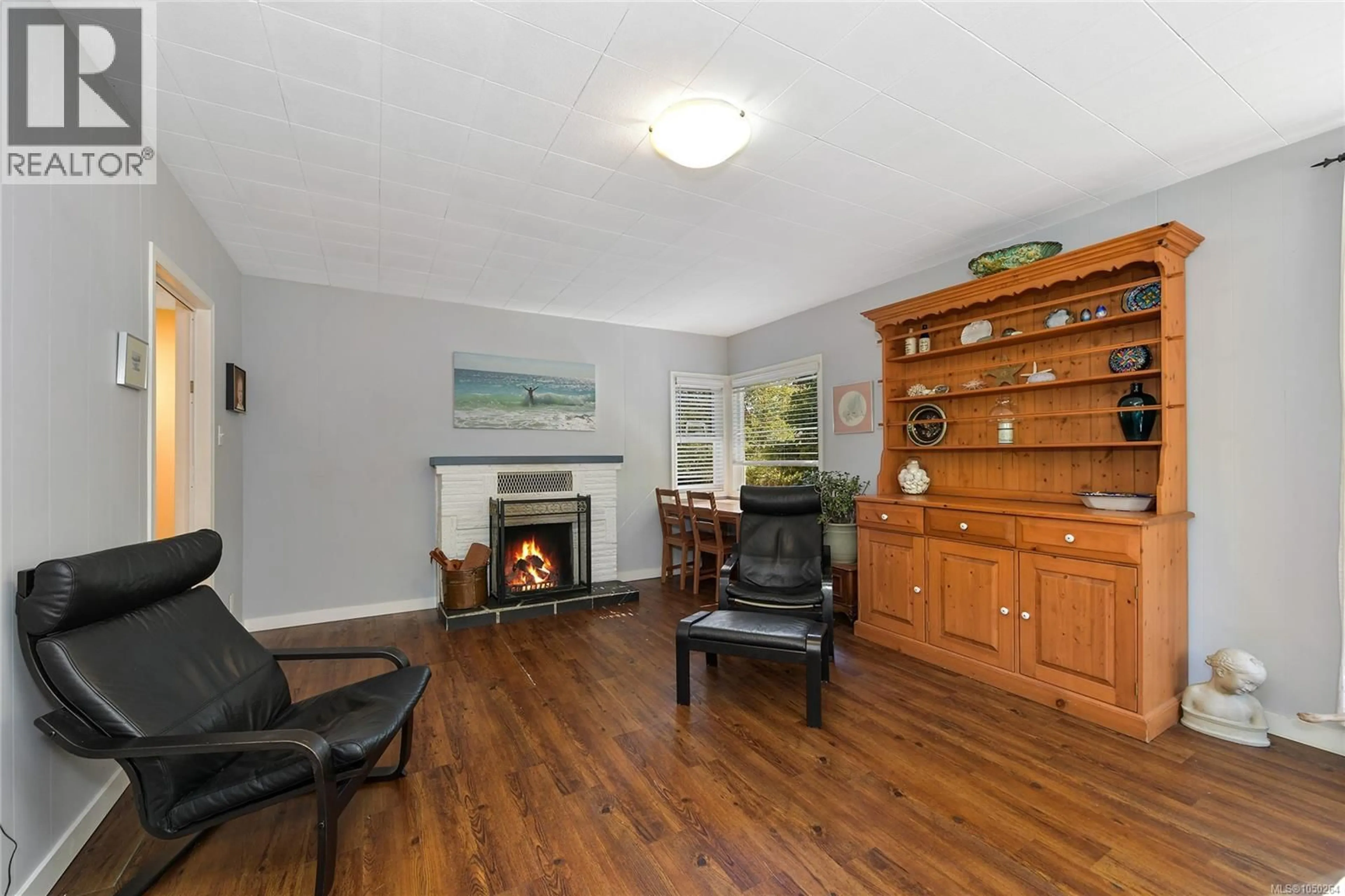 Living room with furniture, wood/laminate floor for 5229 JERSEY ROAD, Saanich British Columbia V8Y2H2