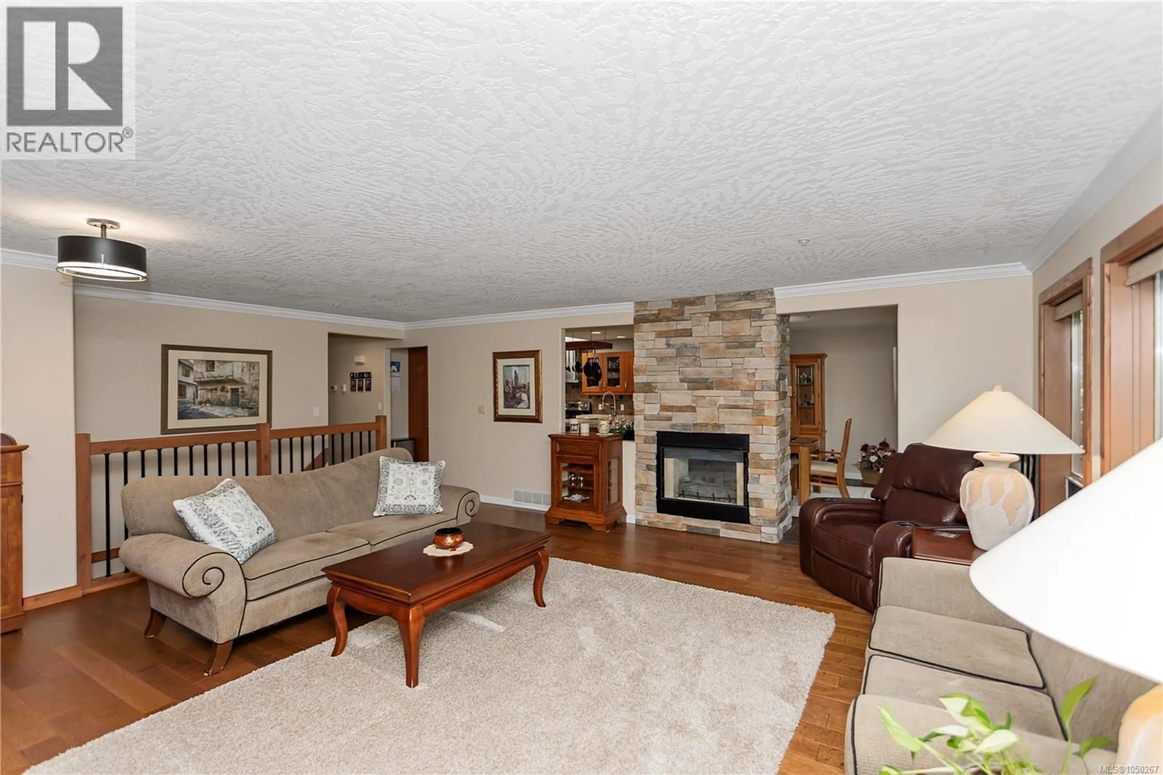 Living room with furniture, wood/laminate floor for 18 - 4991 BELLA VISTA CRESCENT, Nanaimo British Columbia V9V1M9