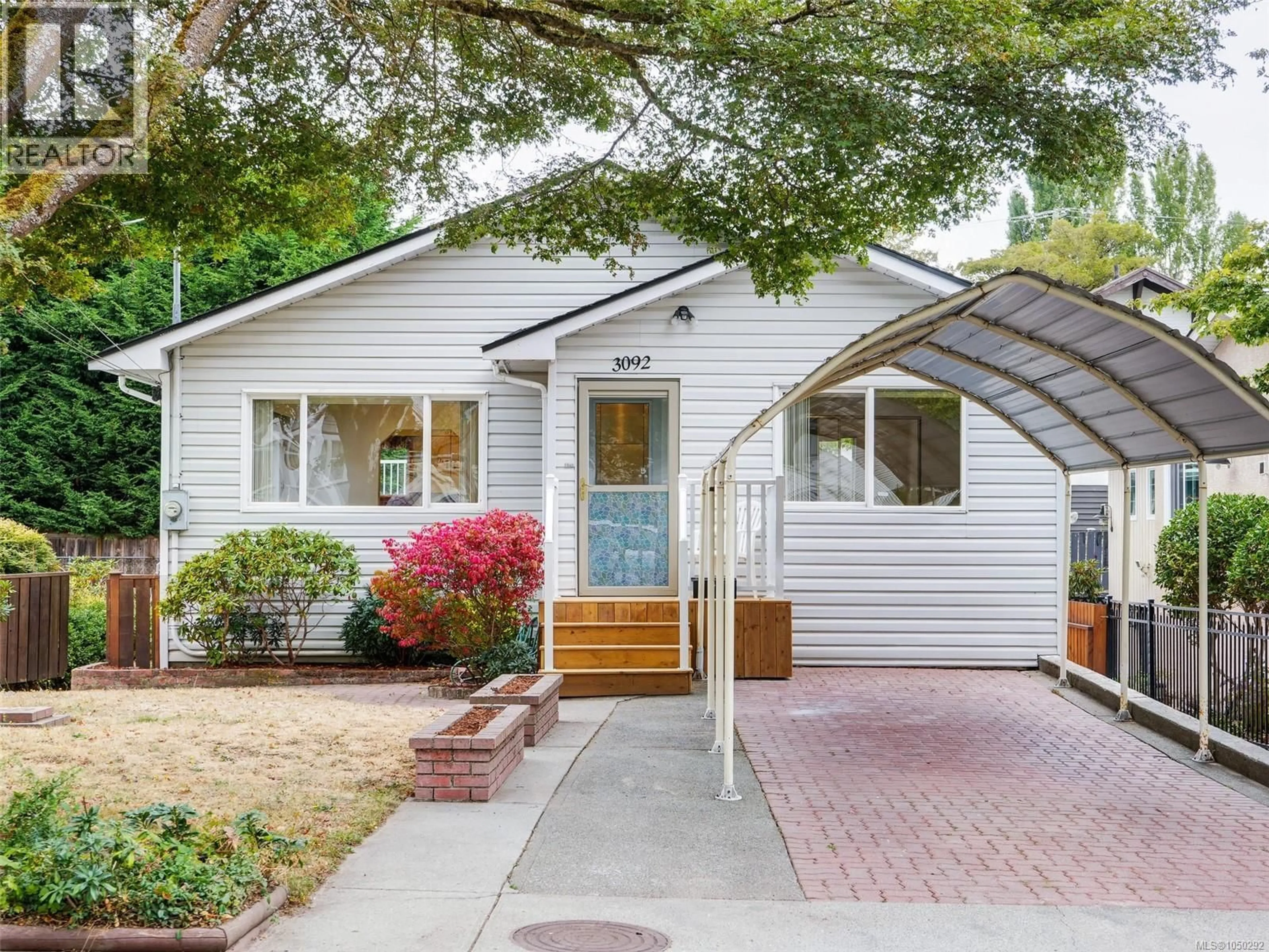 Home with vinyl exterior material, street for 3092 ALBANY STREET, Victoria British Columbia V9A1R5