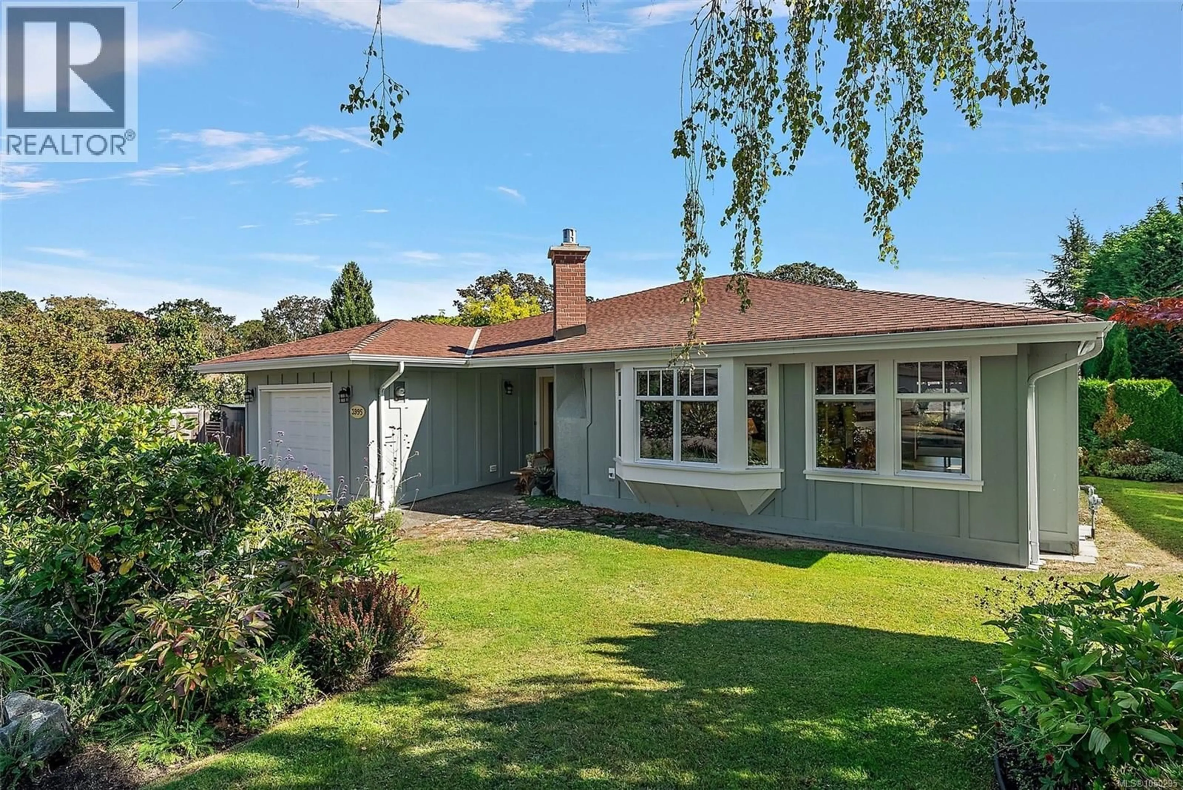 A pic from outside/outdoor area/front of a property/back of a property/a pic from drone, street for 3995 BEL NOR PLACE, Saanich British Columbia V8N6B6