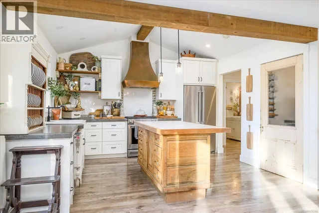 7128 BENWALDUN ROAD, Lantzville 2