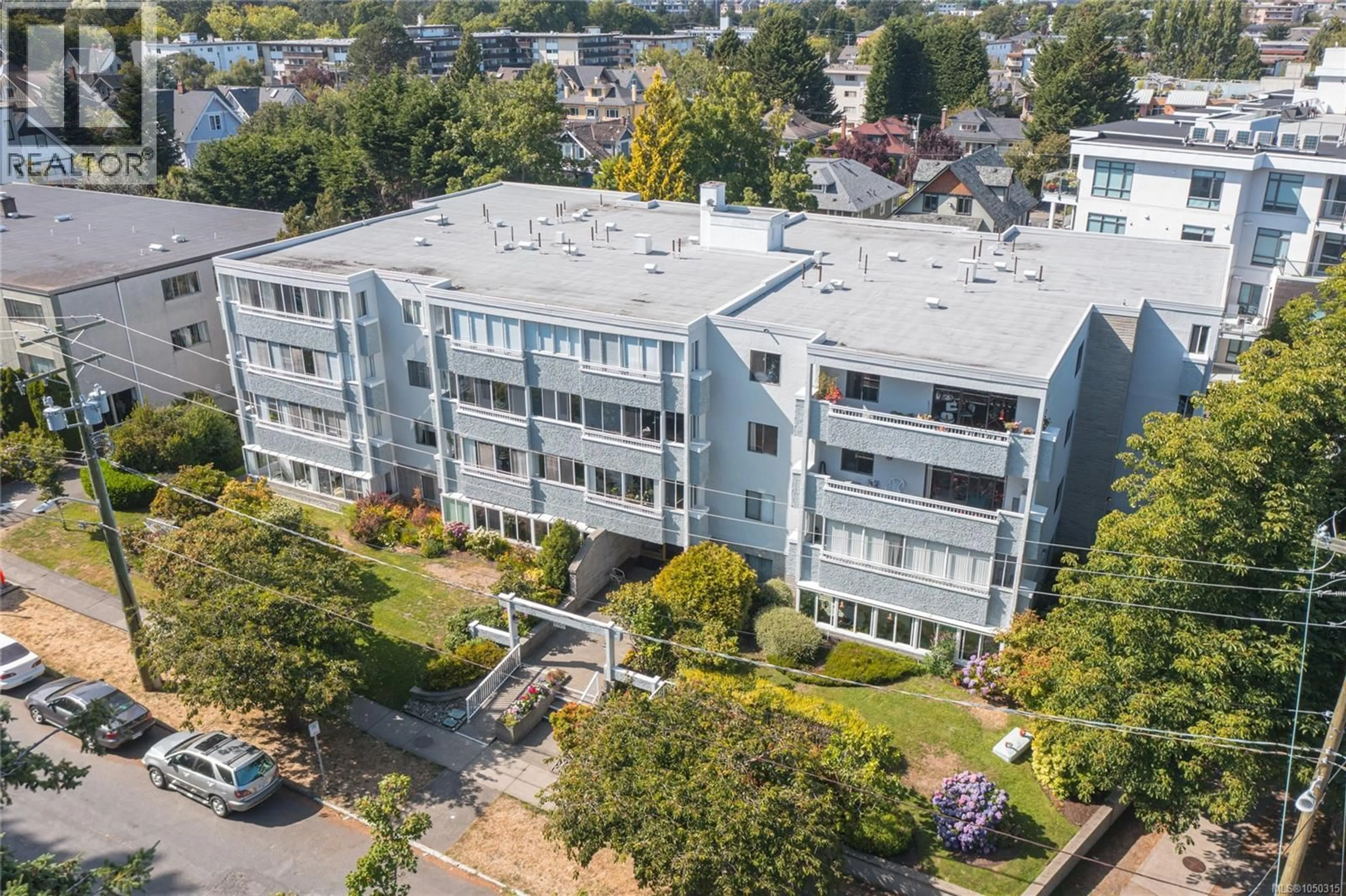 A pic from outside/outdoor area/front of a property/back of a property/a pic from drone, city buildings view from balcony for 101 - 1050 PARK BOULEVARD, Victoria British Columbia V8V2T4