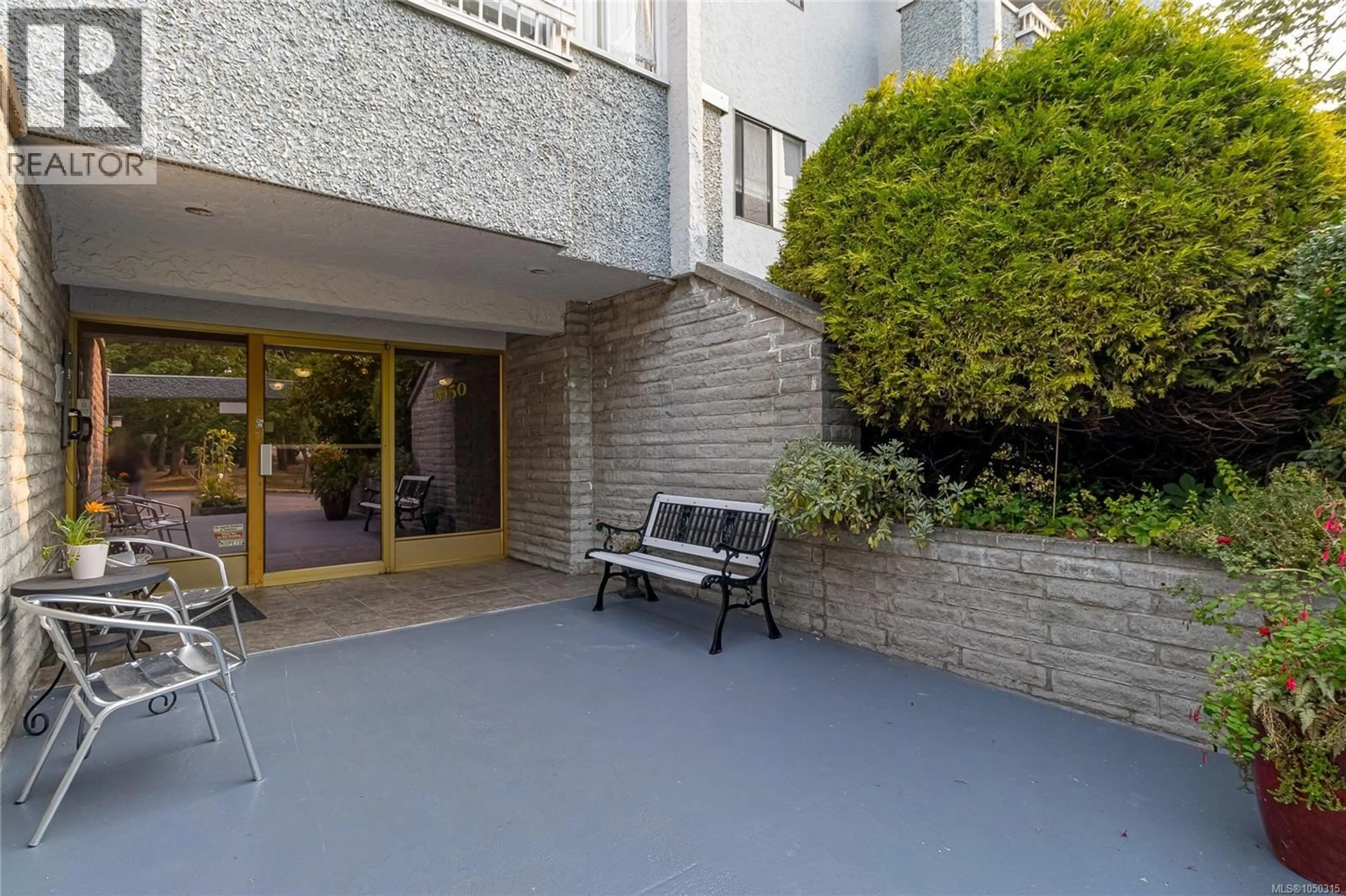 Patio, street for 101 - 1050 PARK BOULEVARD, Victoria British Columbia V8V2T4