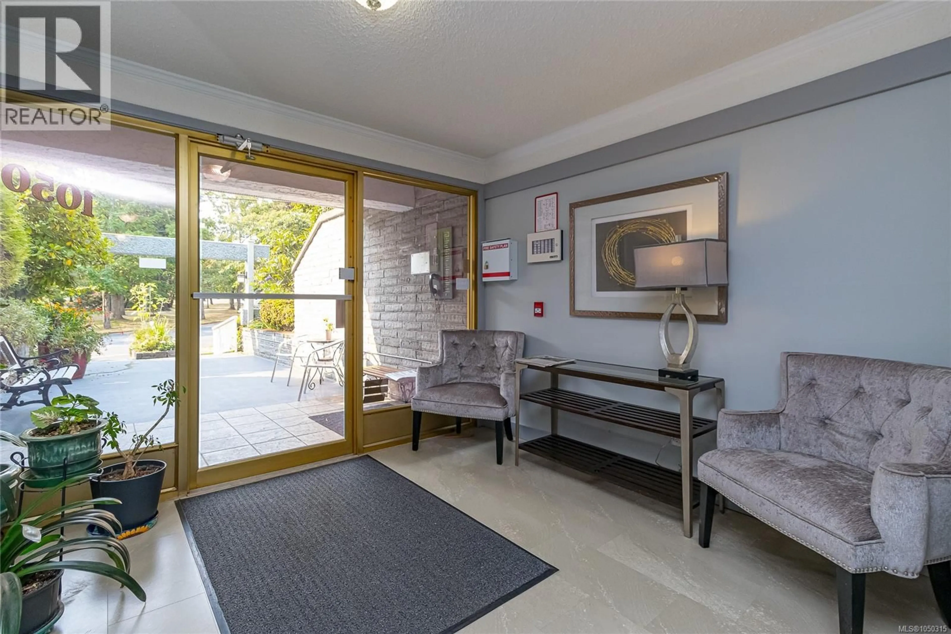 Indoor foyer for 101 - 1050 PARK BOULEVARD, Victoria British Columbia V8V2T4