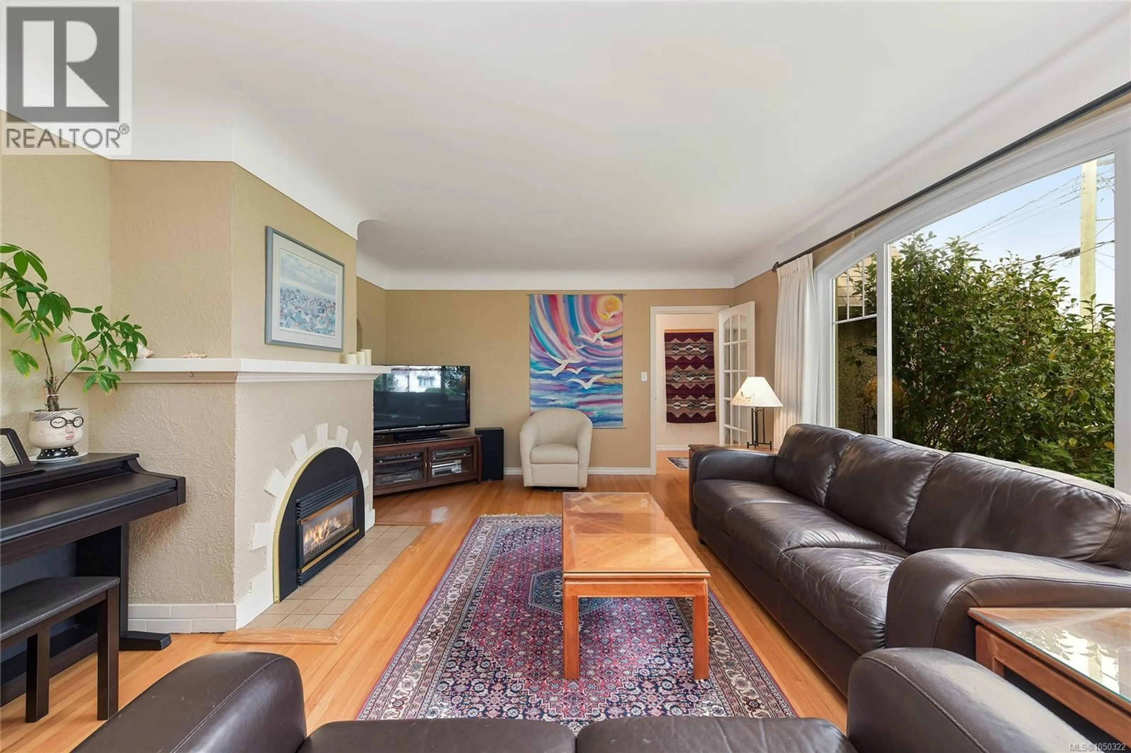 Living room with furniture, unknown for 2585 DUFFERIN AVENUE, Oak Bay British Columbia V8R3L5