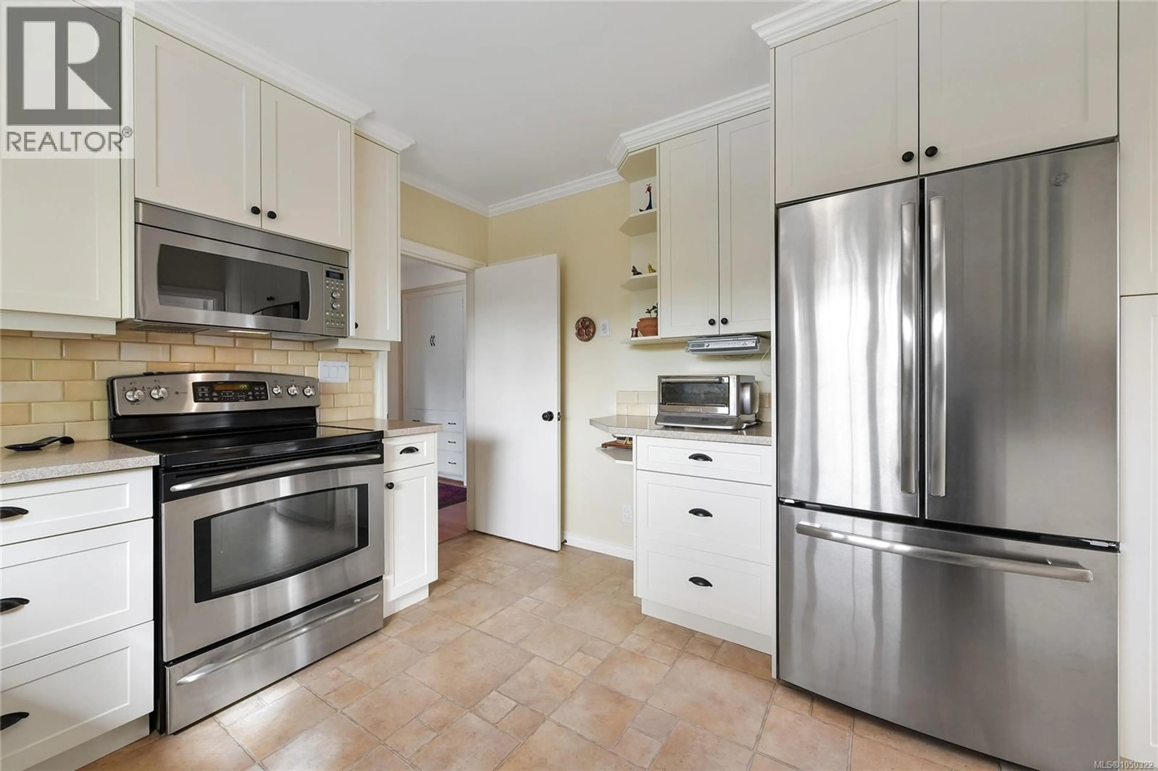 Standard kitchen, ceramic/tile floor for 2585 DUFFERIN AVENUE, Oak Bay British Columbia V8R3L5