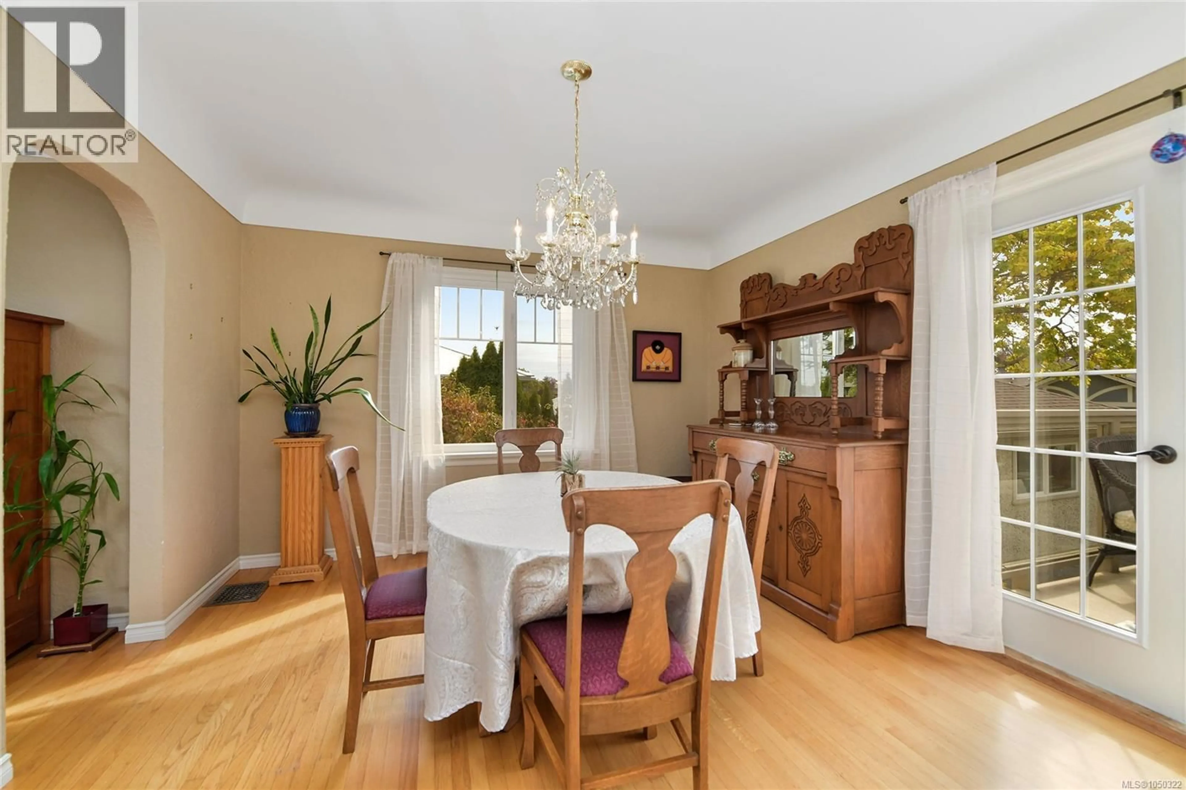 Dining room, wood/laminate floor for 2585 DUFFERIN AVENUE, Oak Bay British Columbia V8R3L5