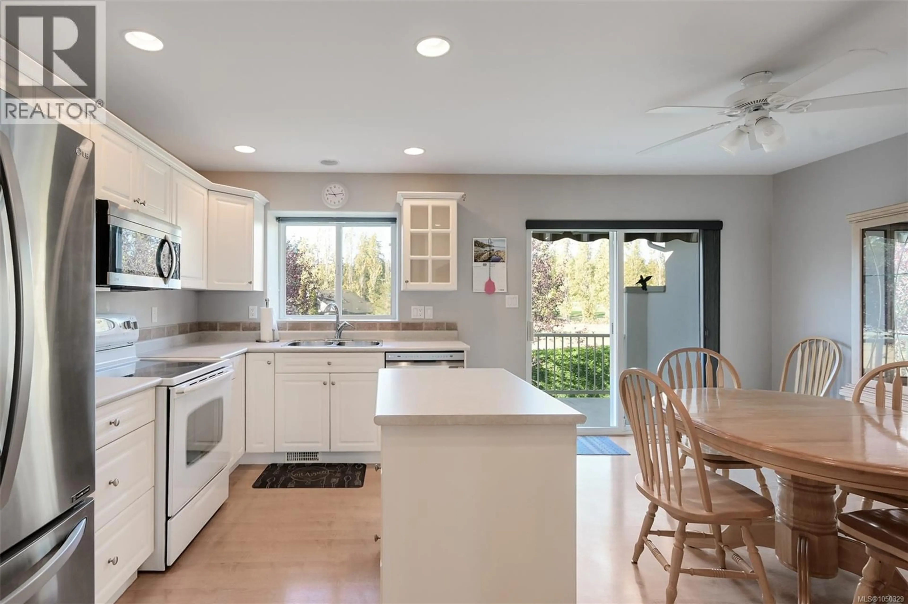 Open concept kitchen, ceramic/tile floor for 16 - 920 BRULETTE PLACE, Mill Bay British Columbia V8H1J1