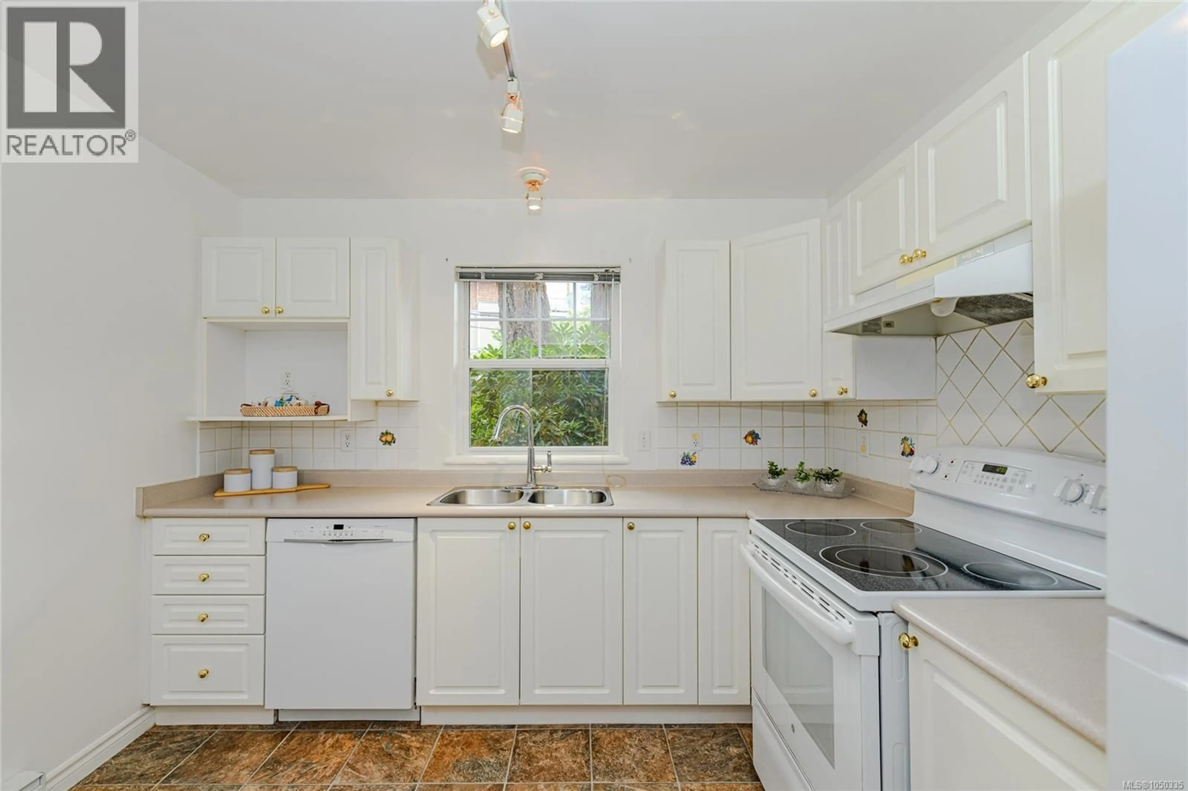 Standard kitchen, ceramic/tile floor for 105 - 606 GOLDSTREAM AVENUE, Langford British Columbia V9B2W8