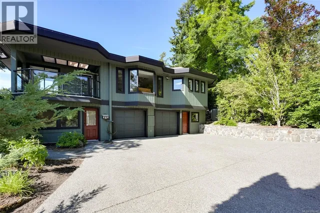 1682 CHARLTON ROAD, Saanich 5