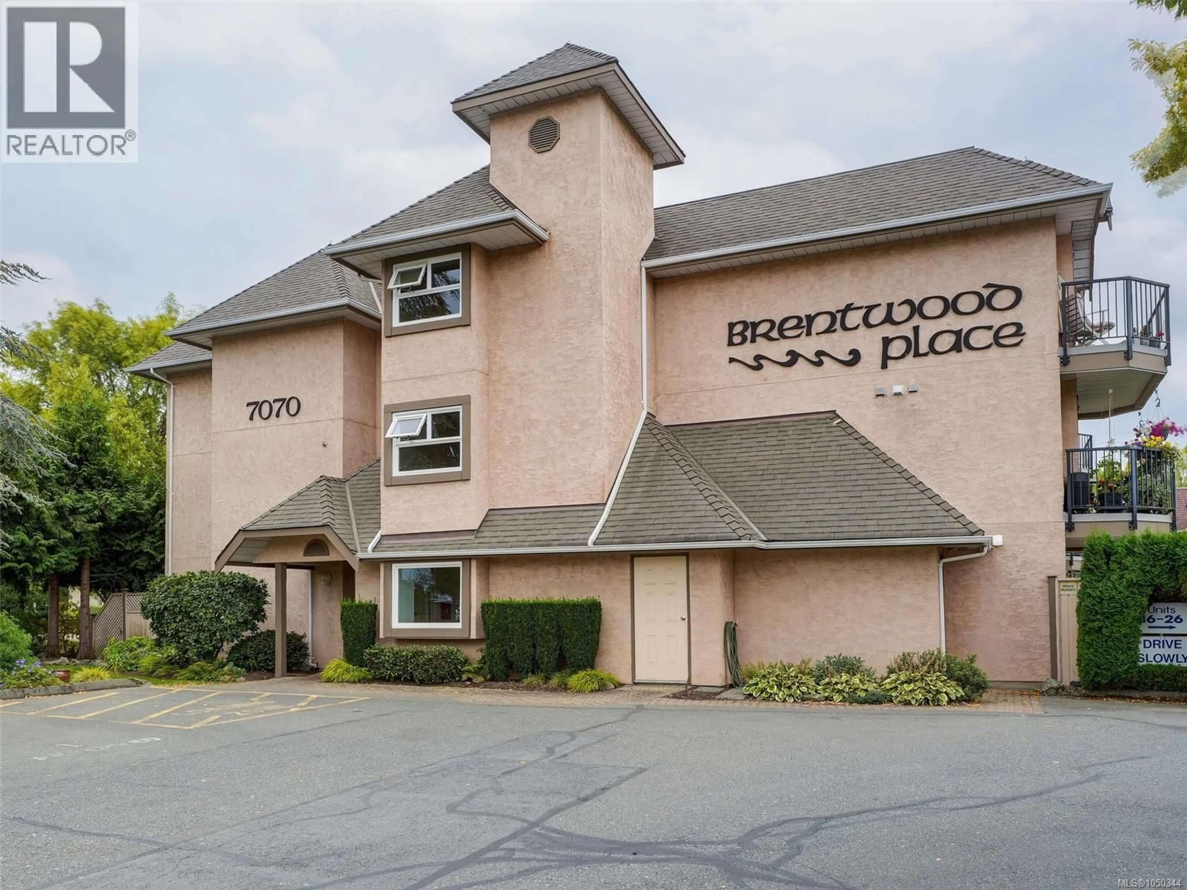 Indoor foyer for 202 - 7070 WEST SAANICH ROAD, Central Saanich British Columbia V8M1P5