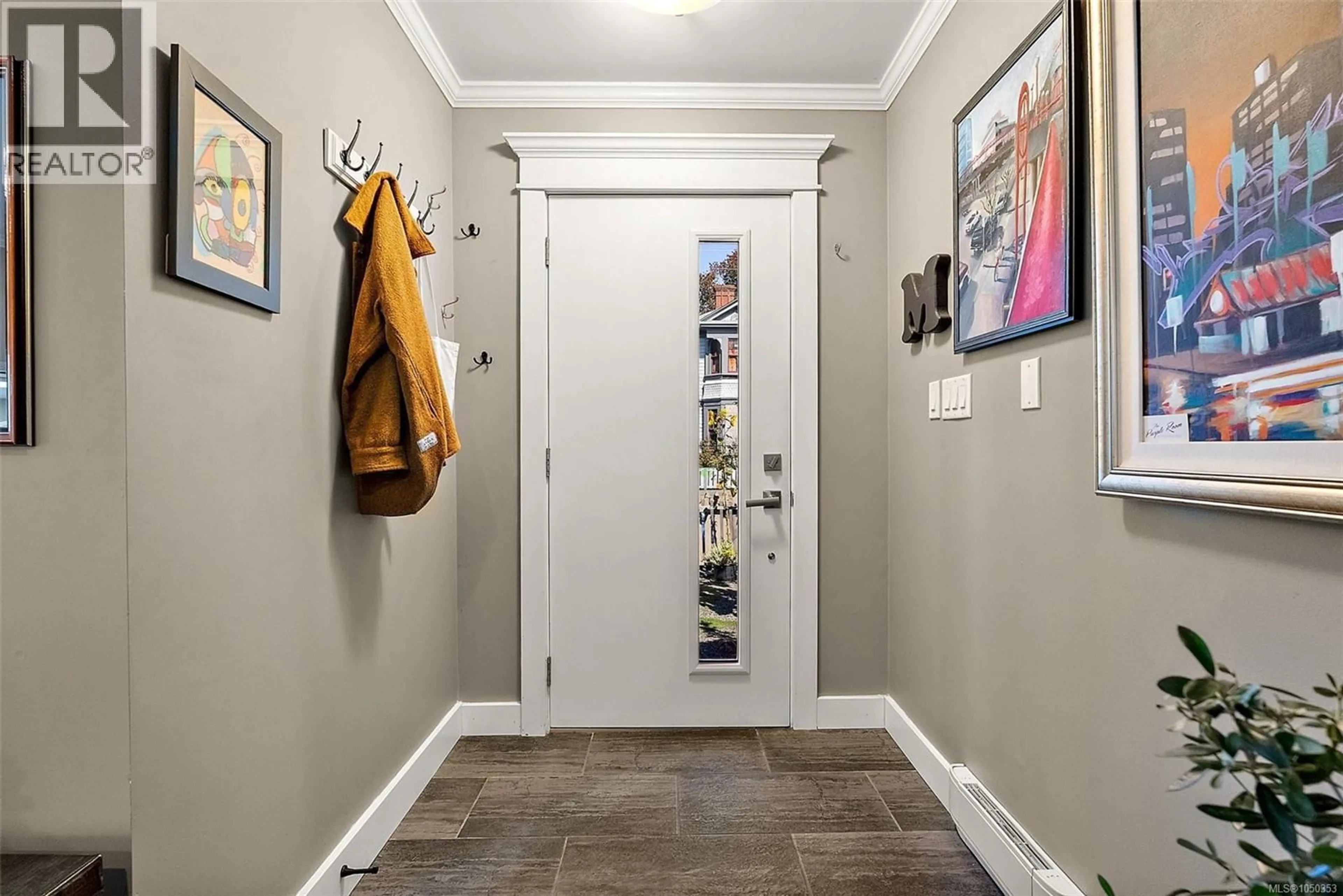 Indoor entryway for 1111 CALEDONIA AVENUE, Victoria British Columbia V8T1E9