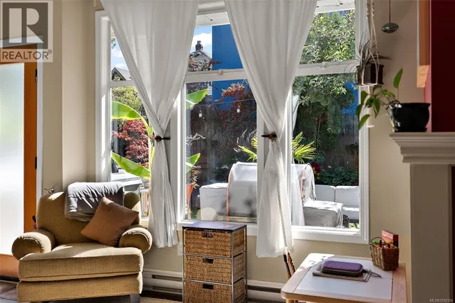 1109 CALEDONIA AVENUE, Victoria 5
