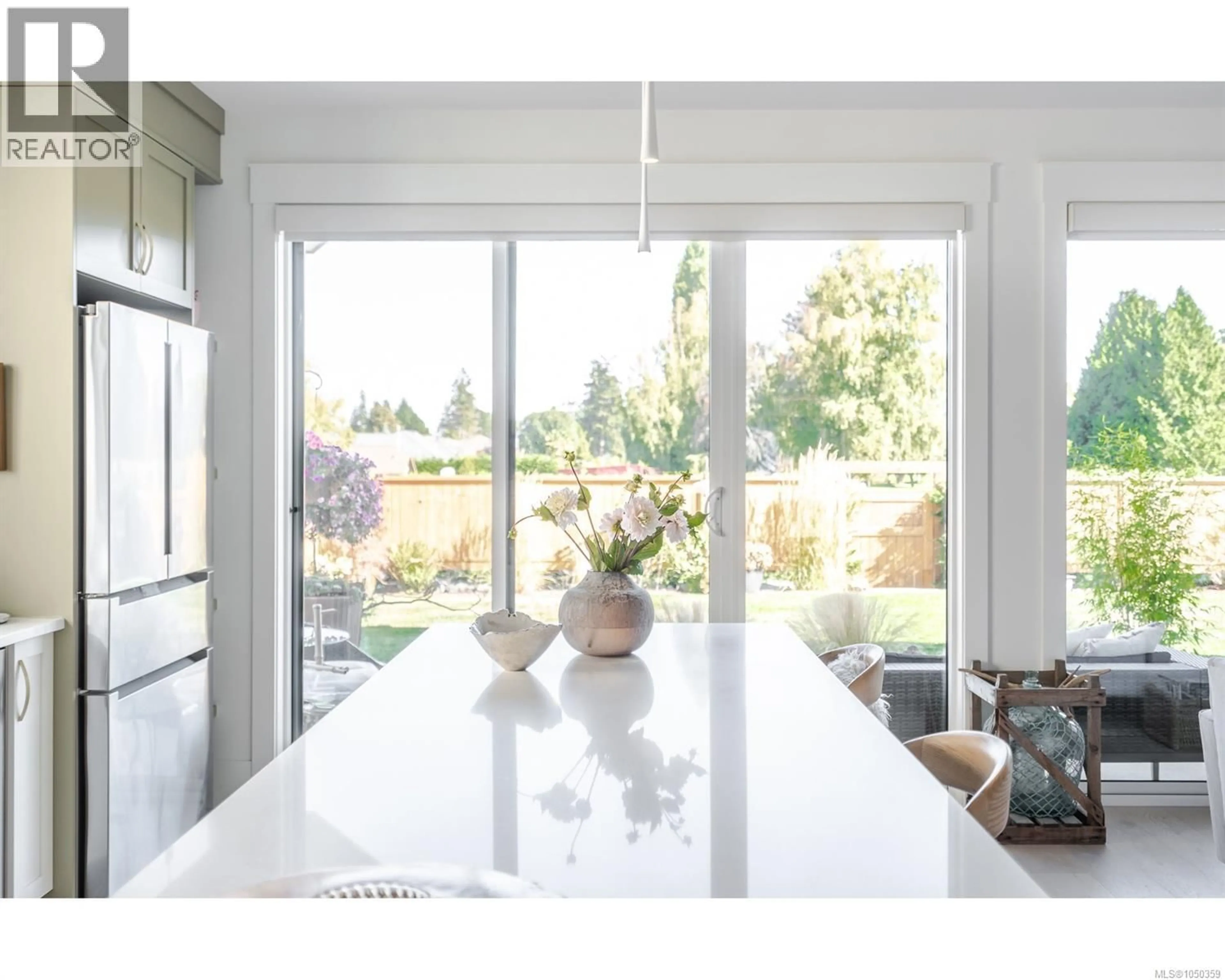 Contemporary kitchen, unknown for 427 COTTAGE DRIVE, Qualicum Beach British Columbia V9K2T3