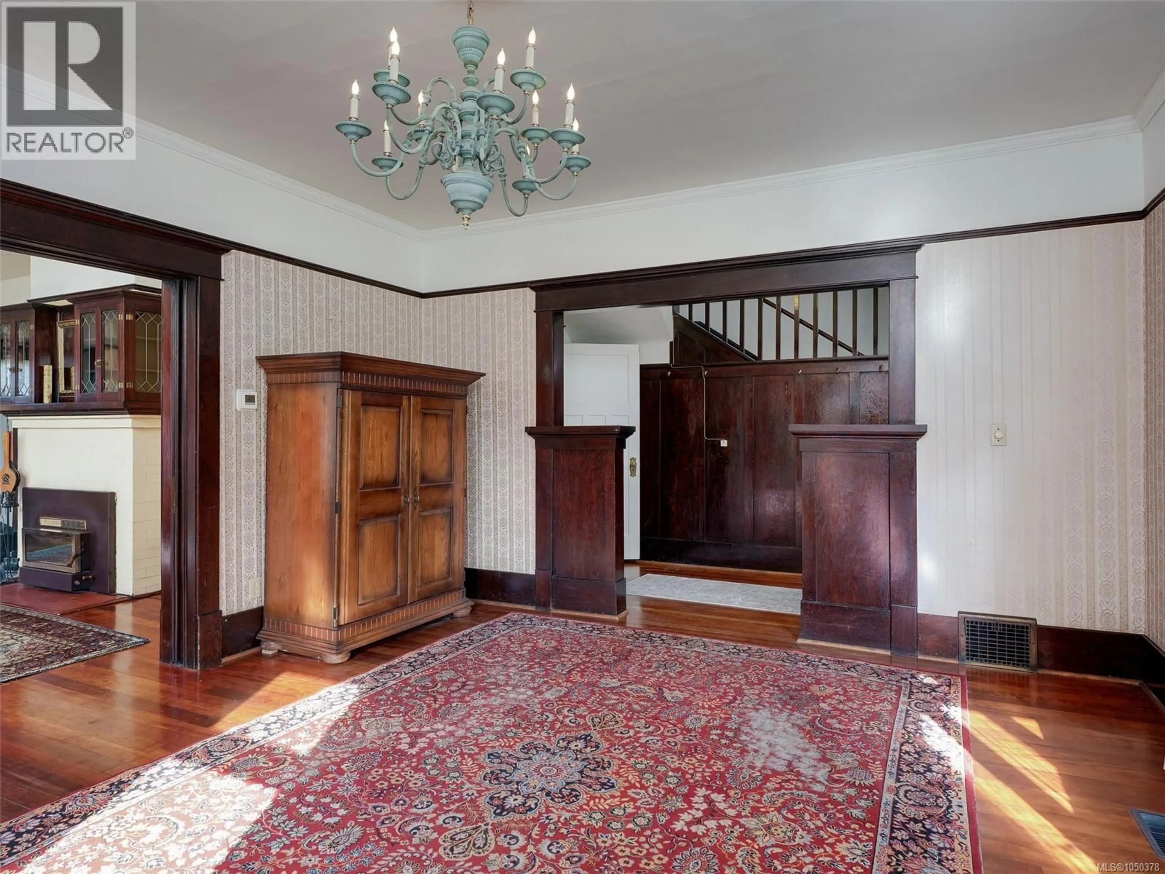 Indoor foyer for 1956 ASHGROVE STREET, Victoria British Columbia V8R4N7