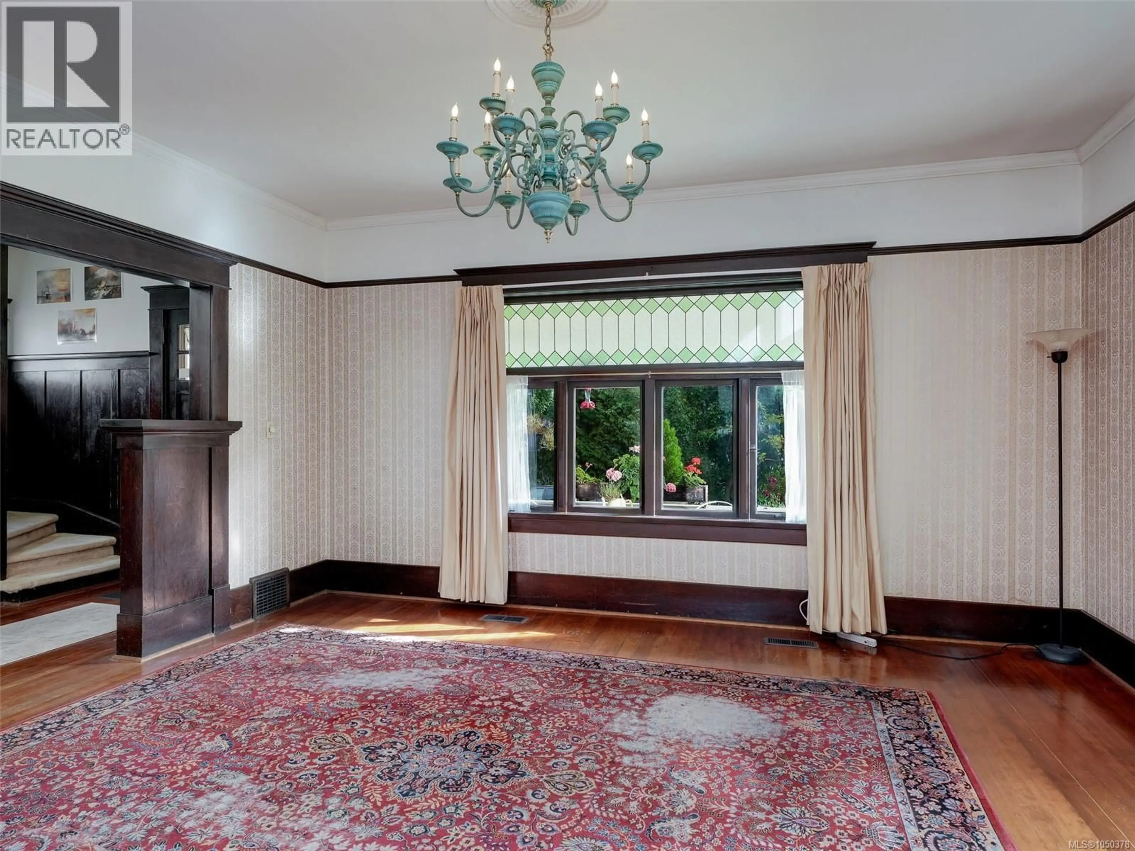 Indoor foyer for 1956 ASHGROVE STREET, Victoria British Columbia V8R4N7