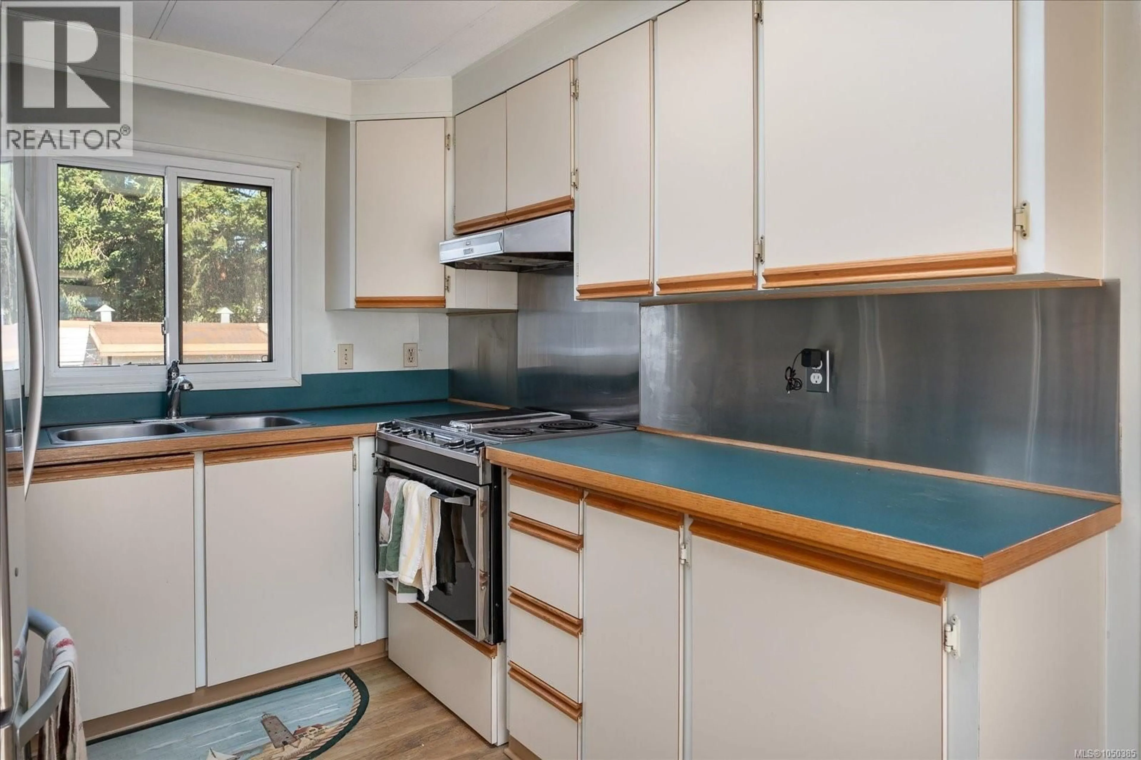 Standard kitchen, unknown for 2357 BARCLAY STREET, Nanaimo British Columbia V9T6H9