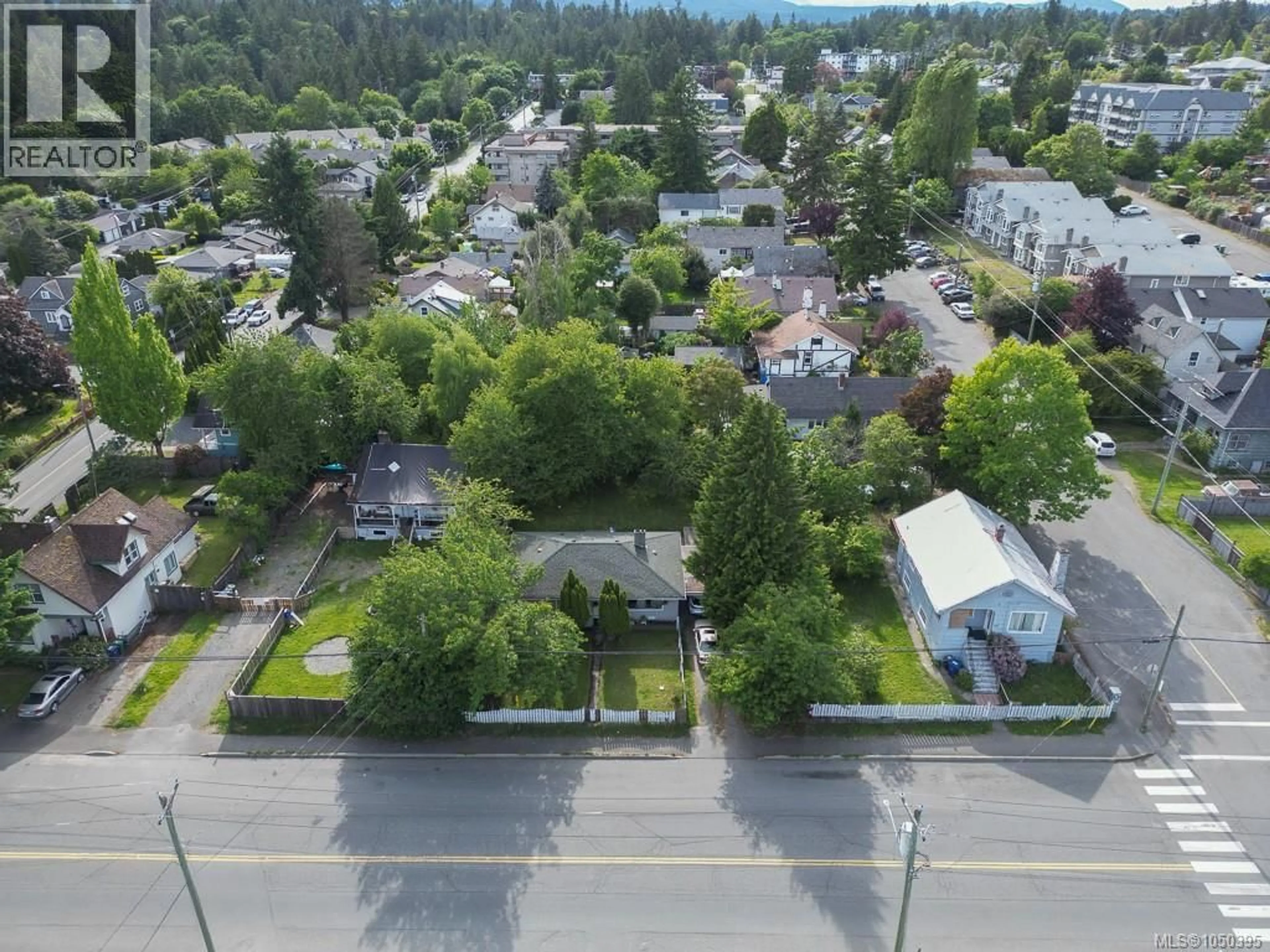 A pic from outside/outdoor area/front of a property/back of a property/a pic from drone, street for 307 HOLLY AVENUE, Nanaimo British Columbia V9S3M3