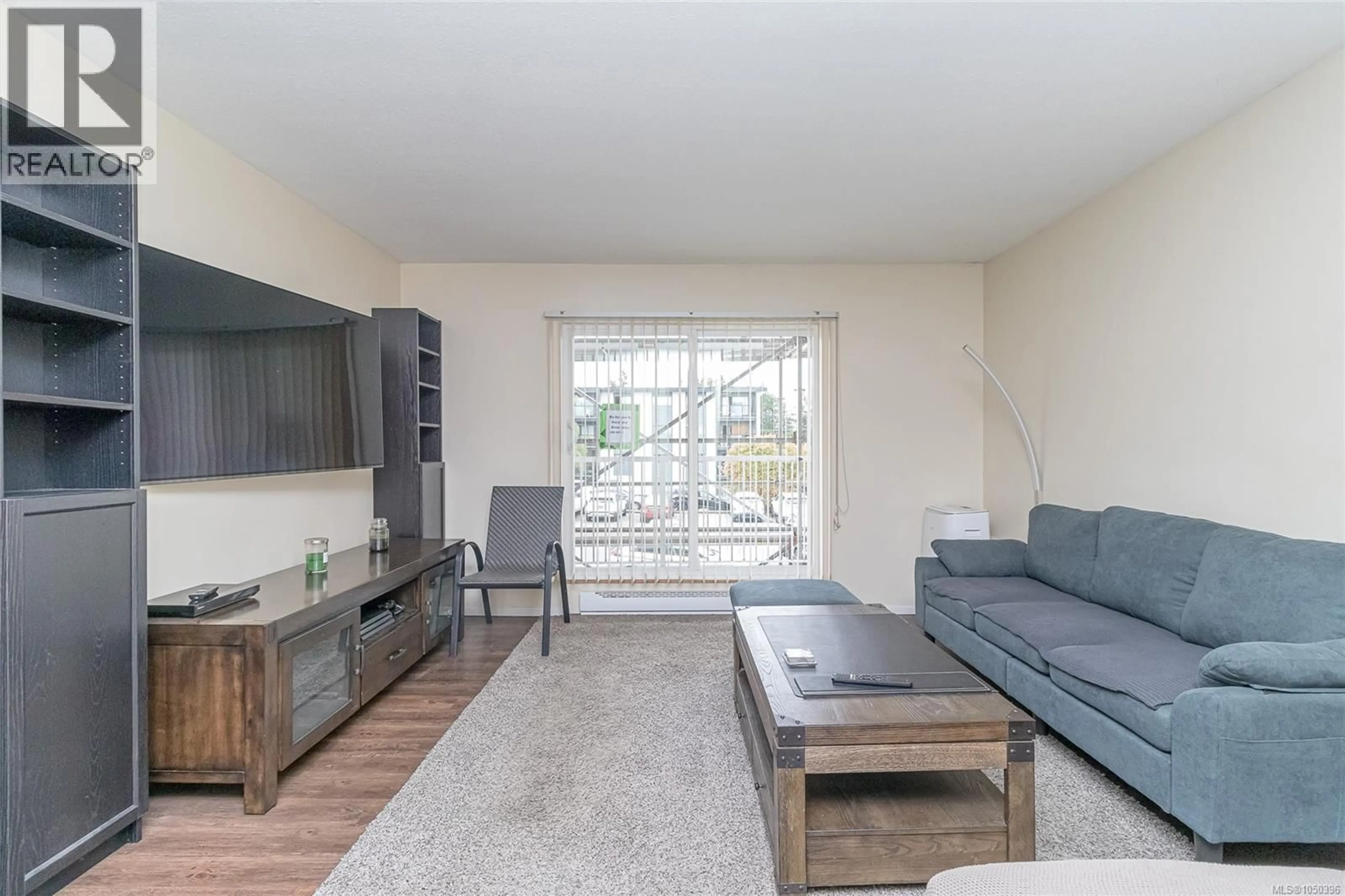 Living room with furniture, wood/laminate floor for 209 - 3185 BARONS ROAD, Nanaimo British Columbia V9T5T3