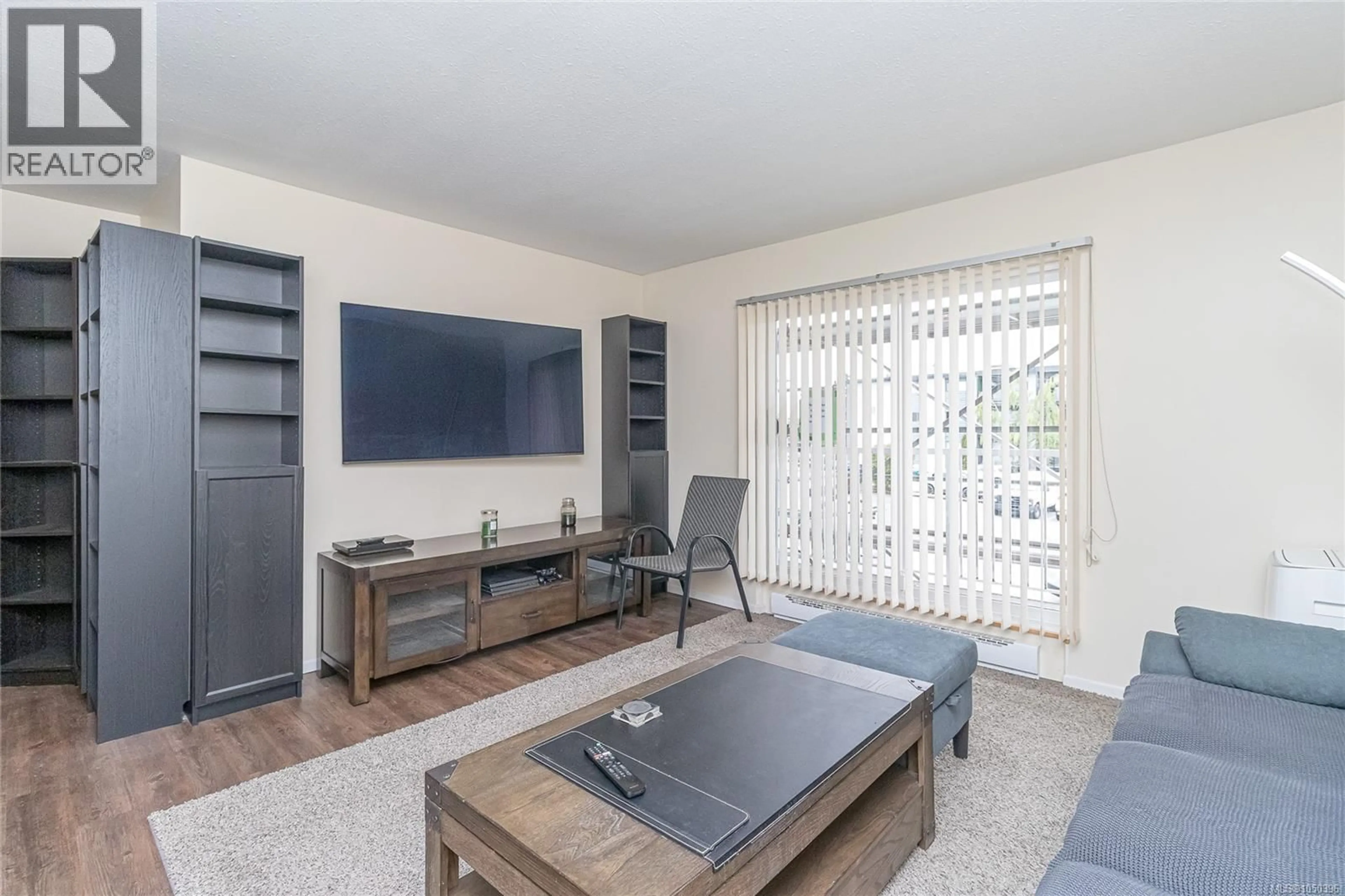 Living room with furniture, wood/laminate floor for 209 - 3185 BARONS ROAD, Nanaimo British Columbia V9T5T3