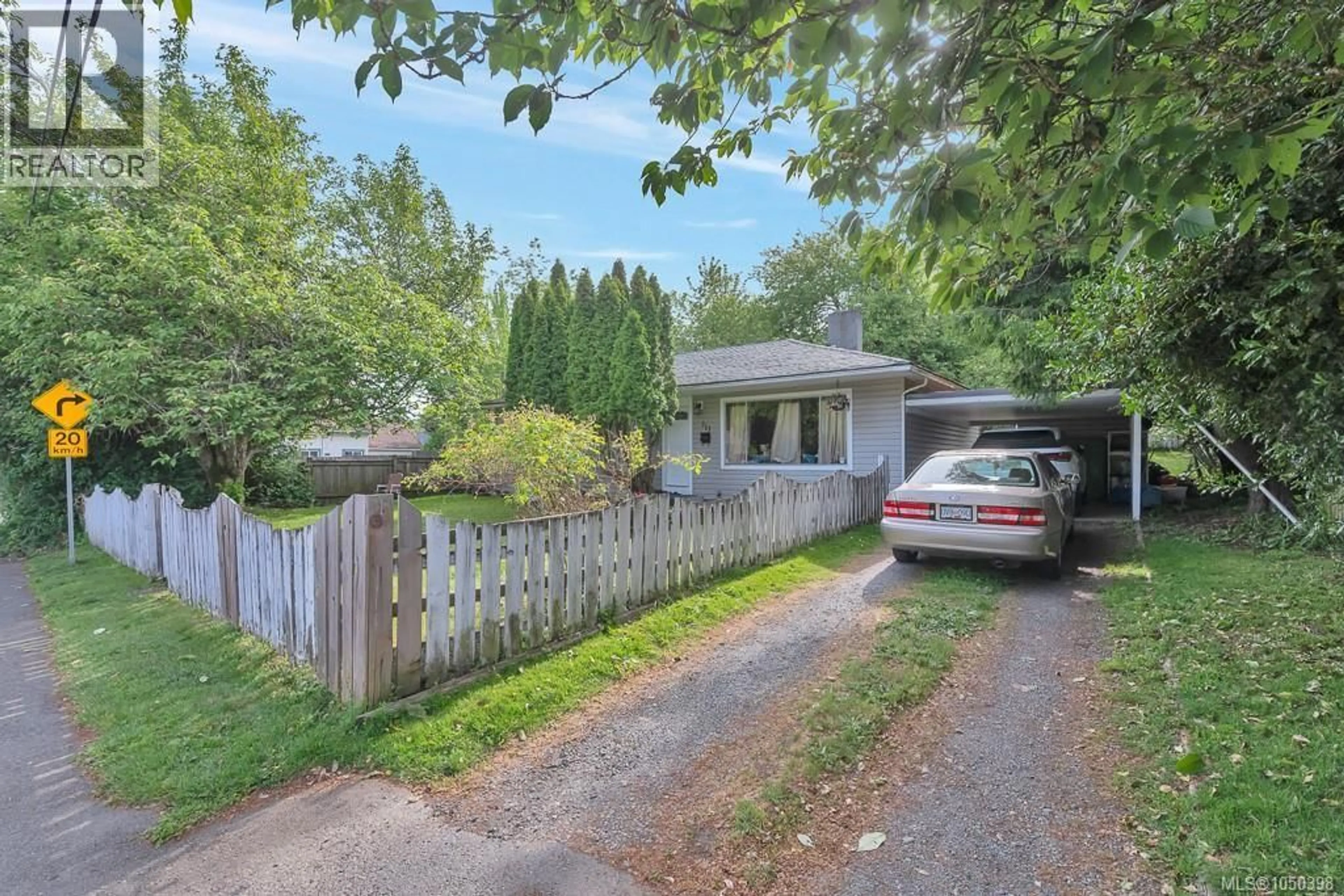 A pic from outside/outdoor area/front of a property/back of a property/a pic from drone, street for 311 HOLLY AVENUE, Nanaimo British Columbia V9S3M3