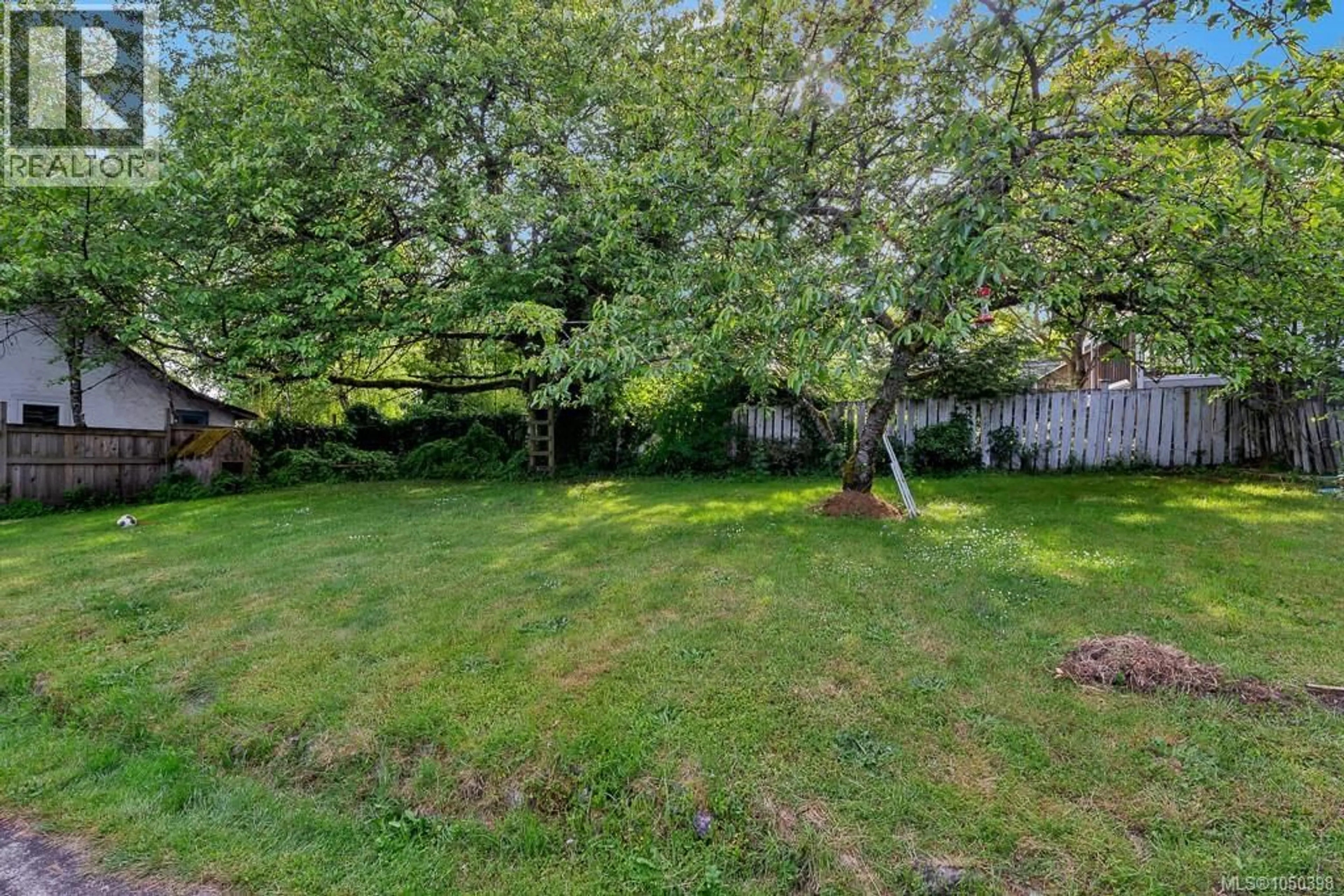 Patio, forest/trees view for 311 HOLLY AVENUE, Nanaimo British Columbia V9S3M3