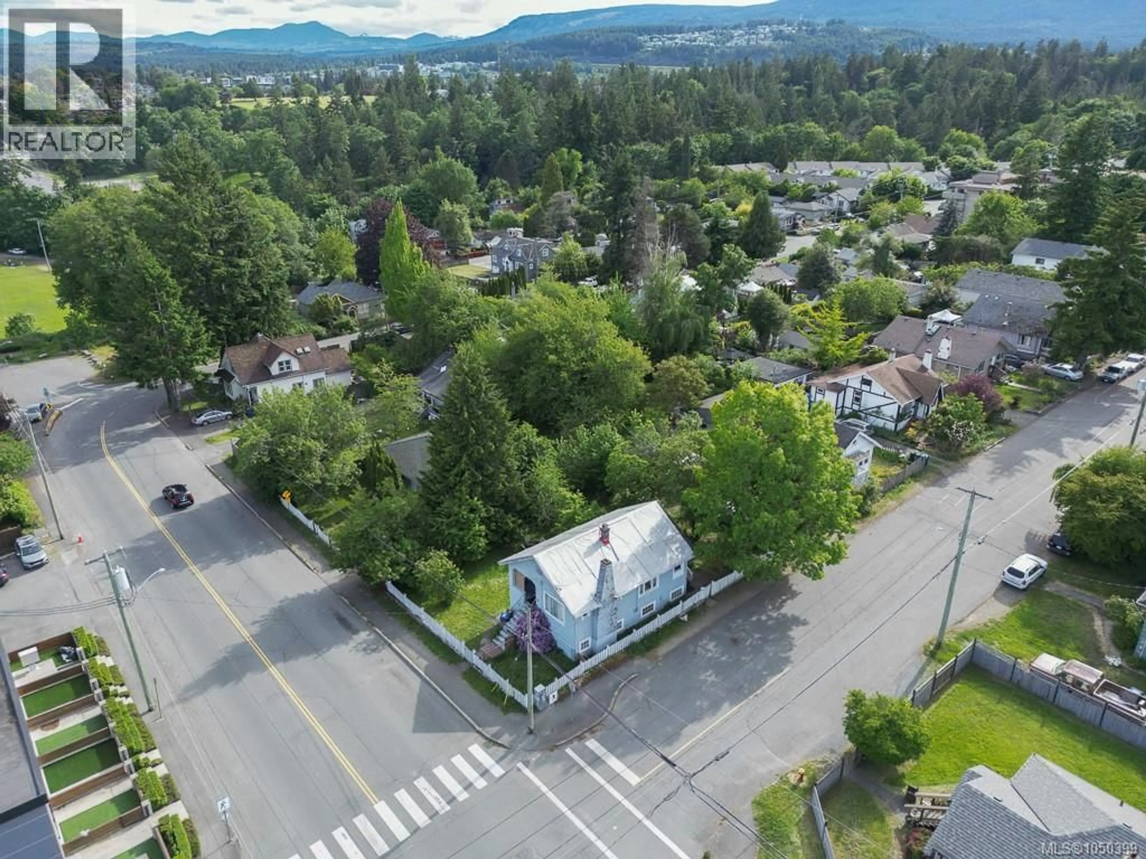 A pic from outside/outdoor area/front of a property/back of a property/a pic from drone, mountain view for 315 HOLLY AVENUE, Nanaimo British Columbia V9S3M3
