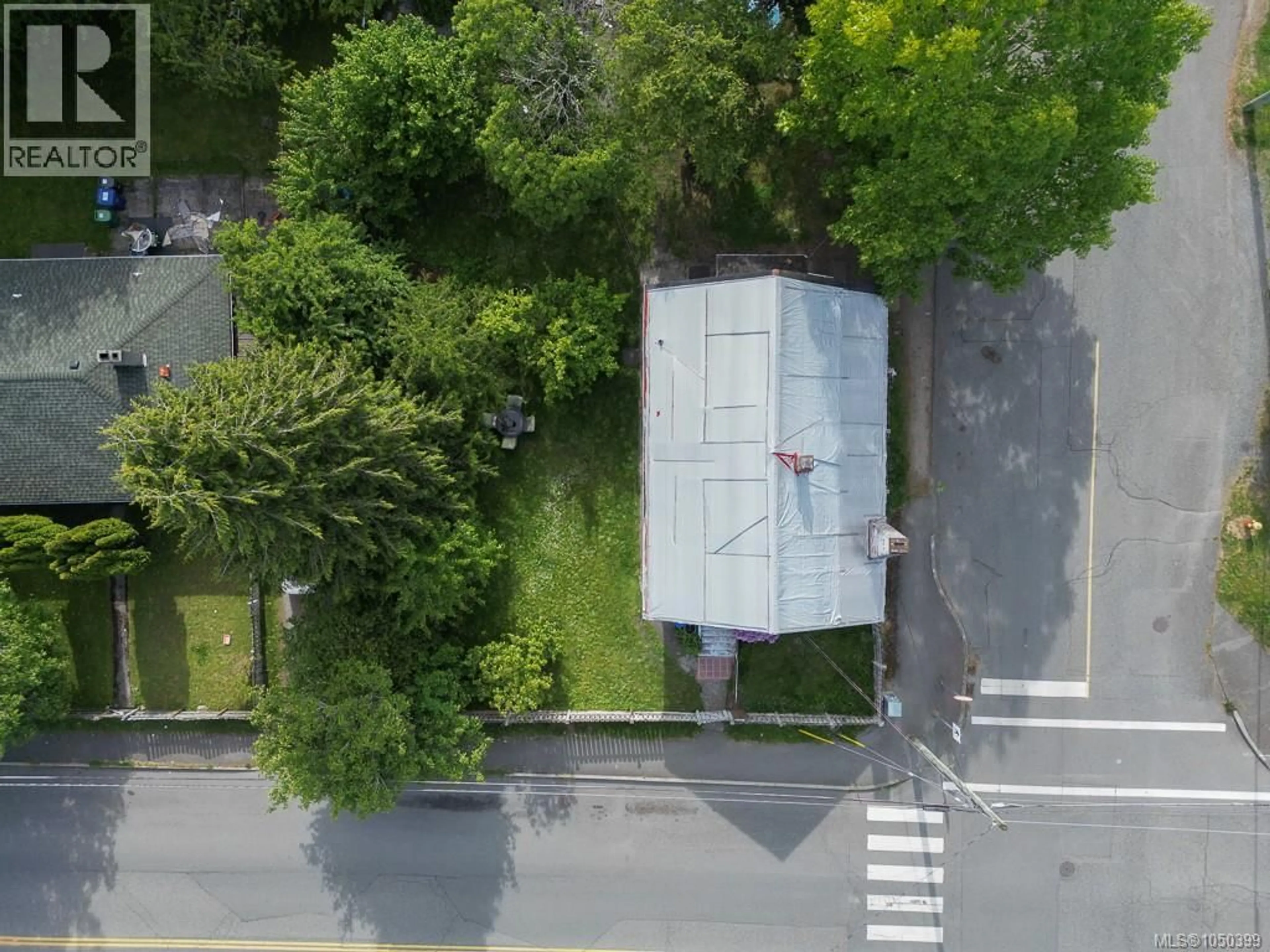 A pic from outside/outdoor area/front of a property/back of a property/a pic from drone, street for 315 HOLLY AVENUE, Nanaimo British Columbia V9S3M3