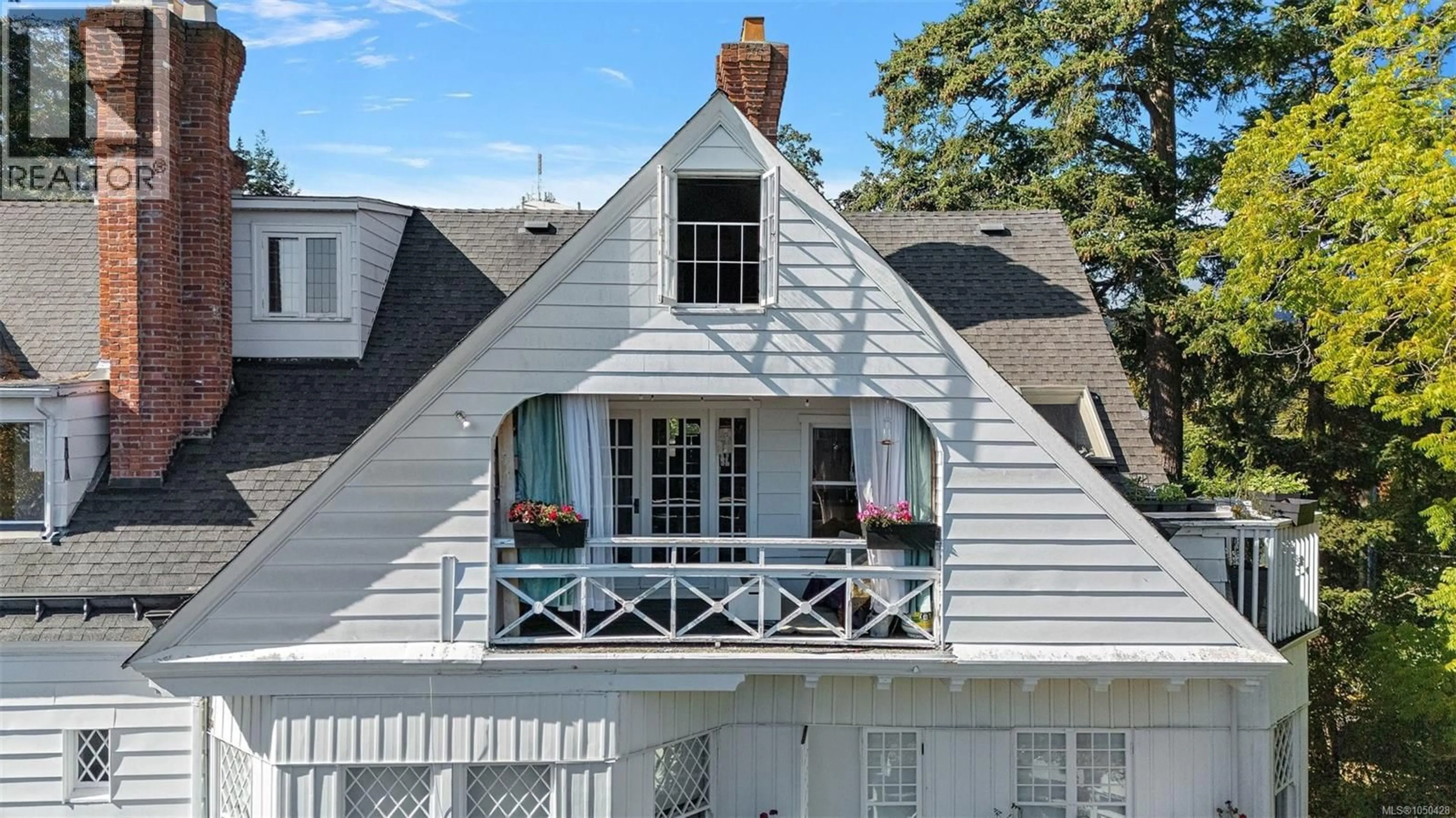 Home with vinyl exterior material, unknown for 5 - 1715 ROCKLAND AVENUE, Victoria British Columbia V8S1W6