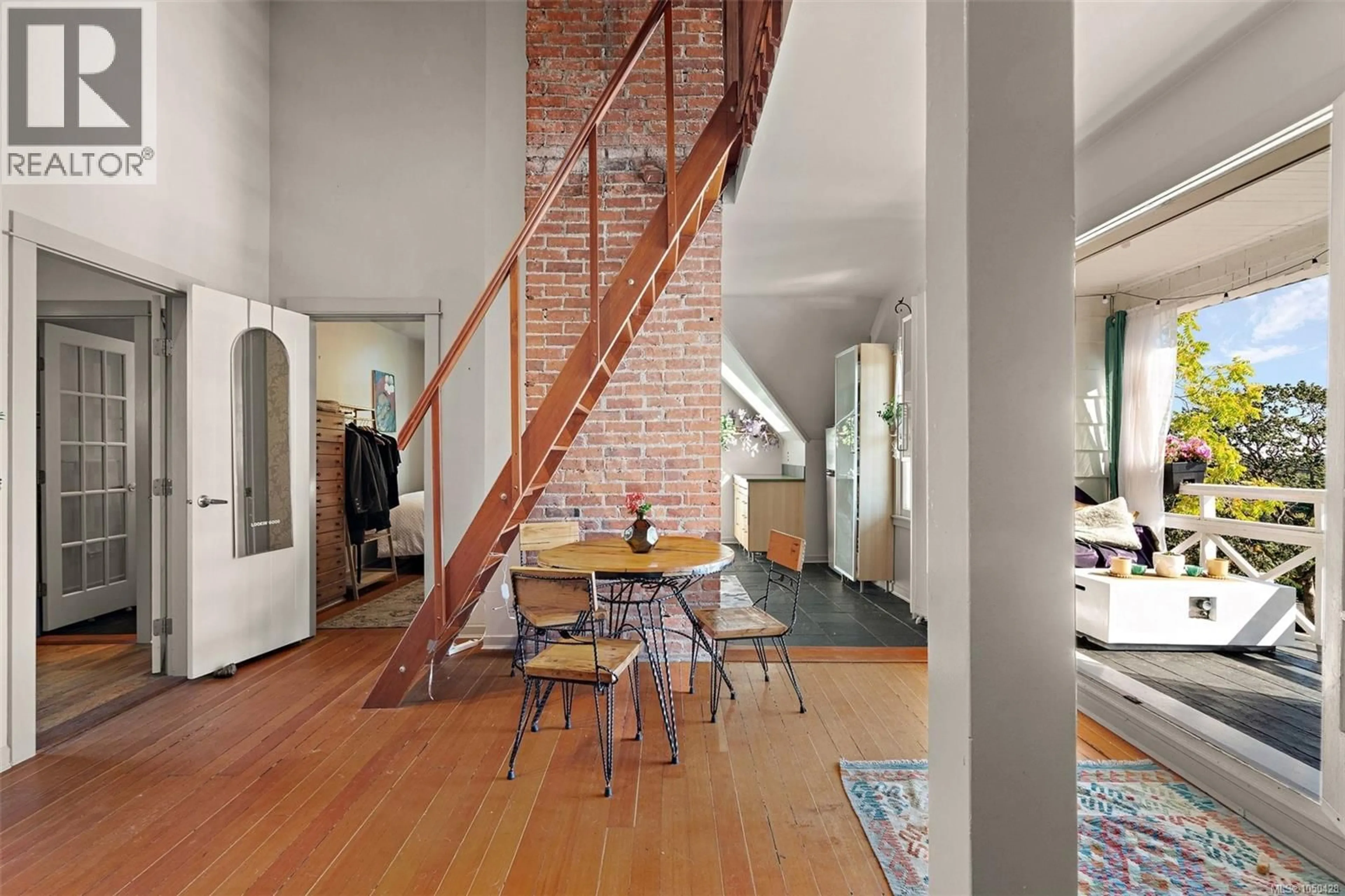 Indoor foyer for 5 - 1715 ROCKLAND AVENUE, Victoria British Columbia V8S1W6