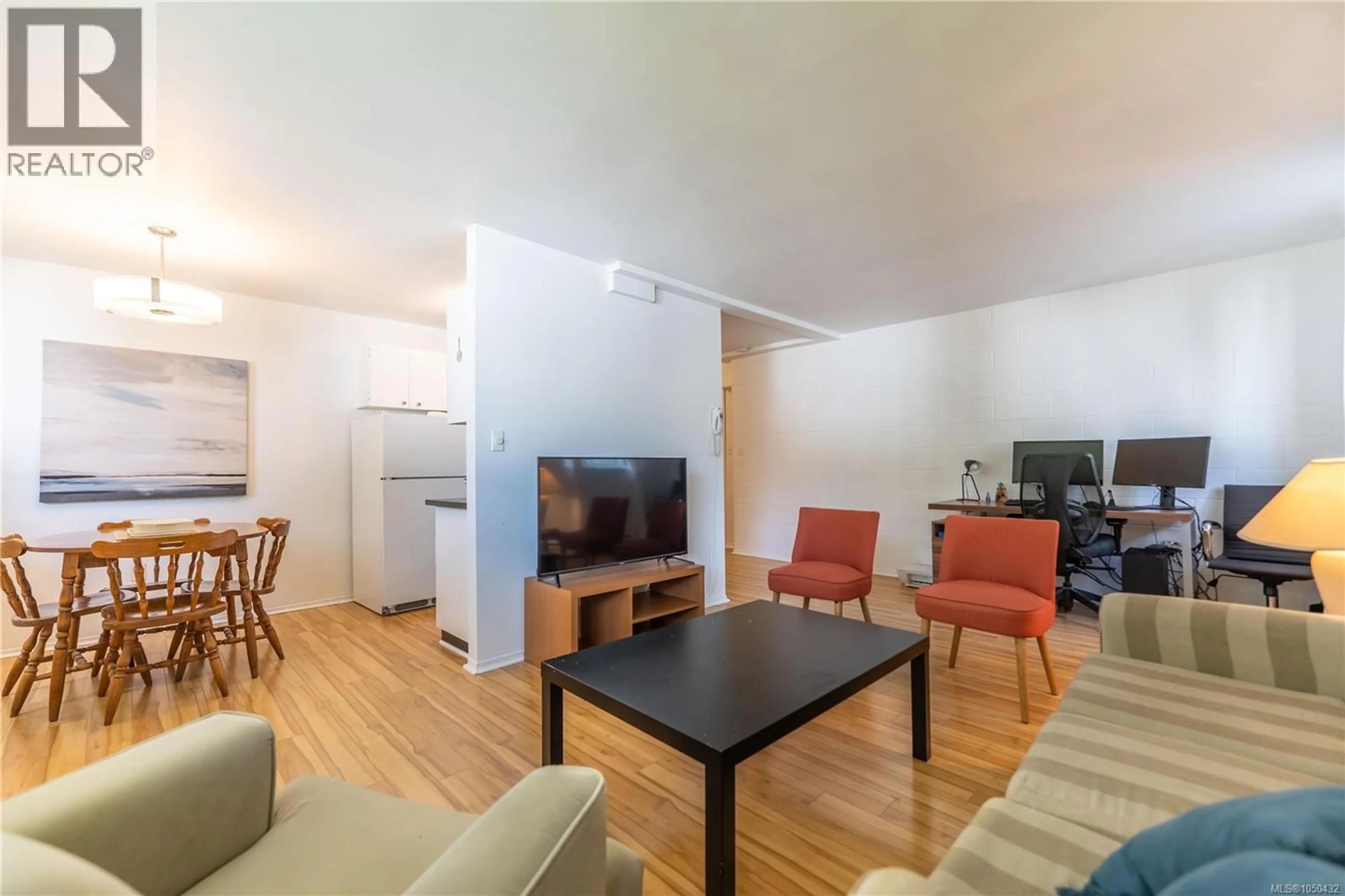 Living room with furniture, wood/laminate floor for 2107 - 1007 BOWEN ROAD, Nanaimo British Columbia V9R2A4