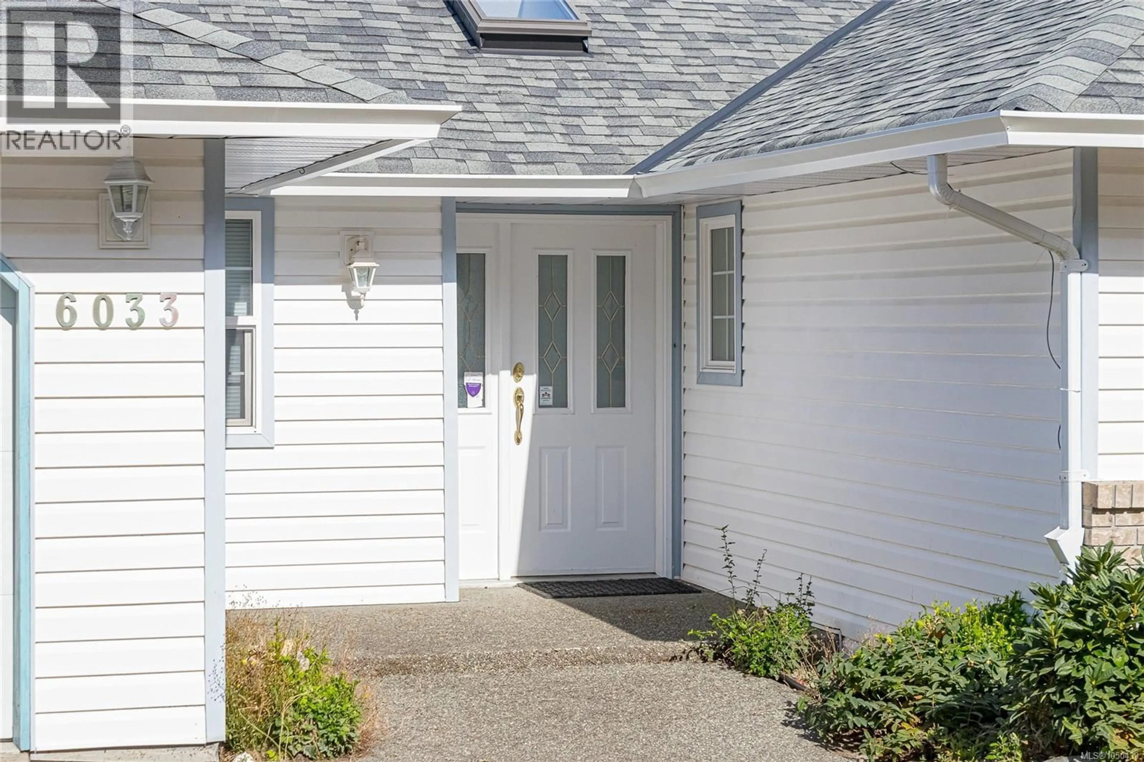 Home with vinyl exterior material, street for 6033 CHIPPEWA ROAD, Duncan British Columbia V9L5P5