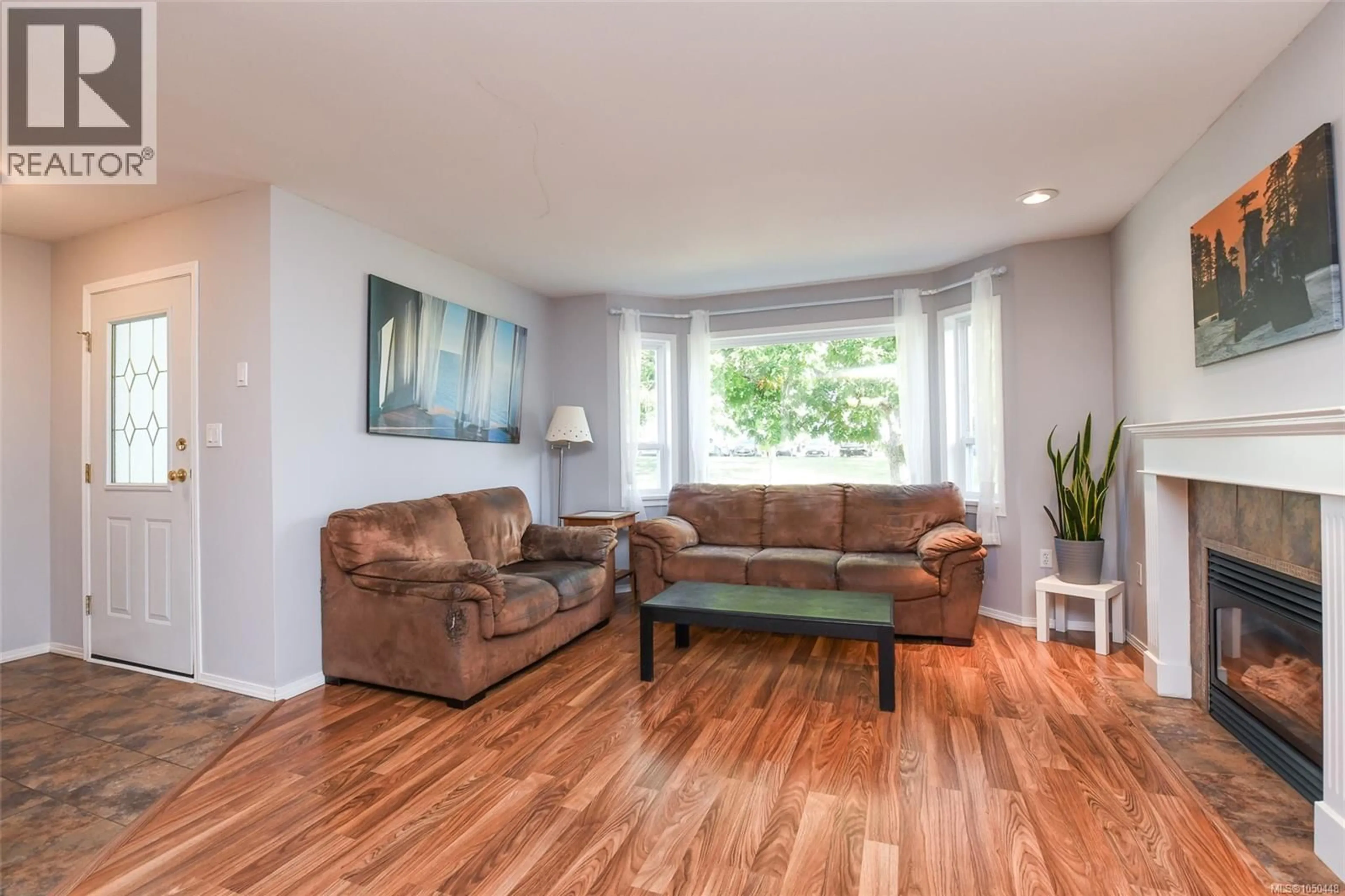 Living room with furniture, wood/laminate floor for 2233 BOLT AVENUE, Comox British Columbia V9M3Y2