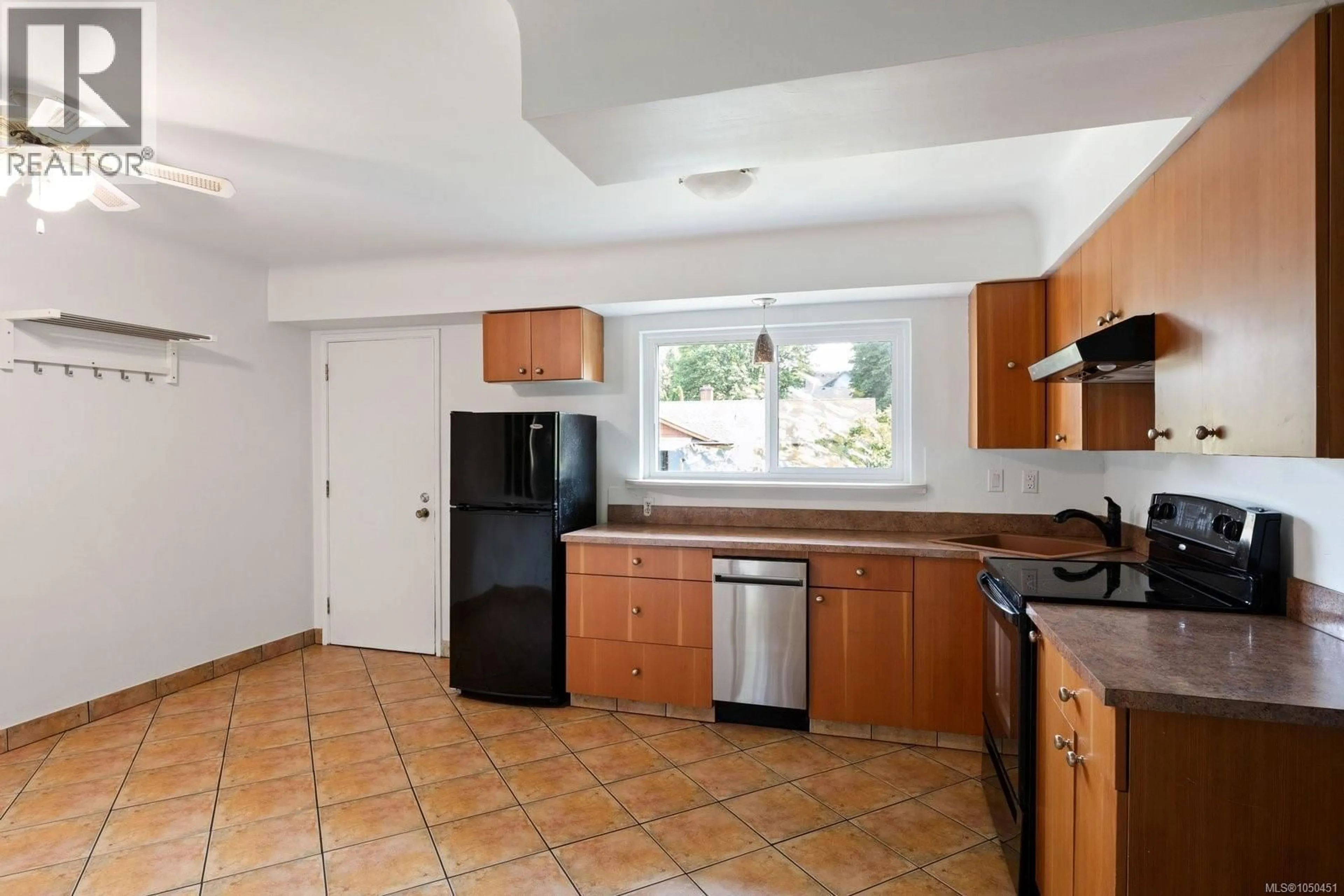 Standard kitchen, ceramic/tile floor for 1481 BAY STREET, Victoria British Columbia V8R2A6