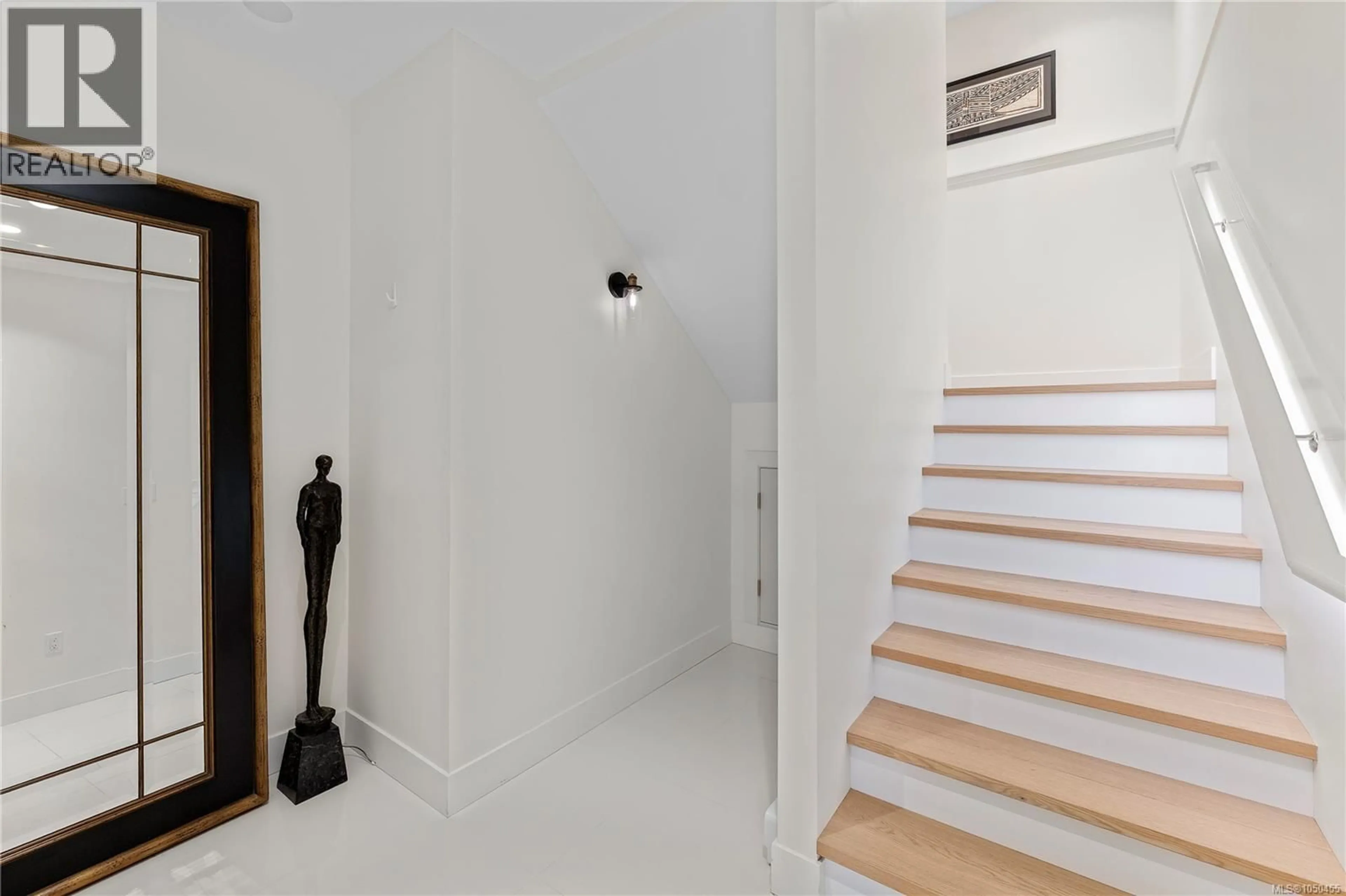 Indoor foyer for 903 GREYSTONE PLACE, Langford British Columbia V9C3X2