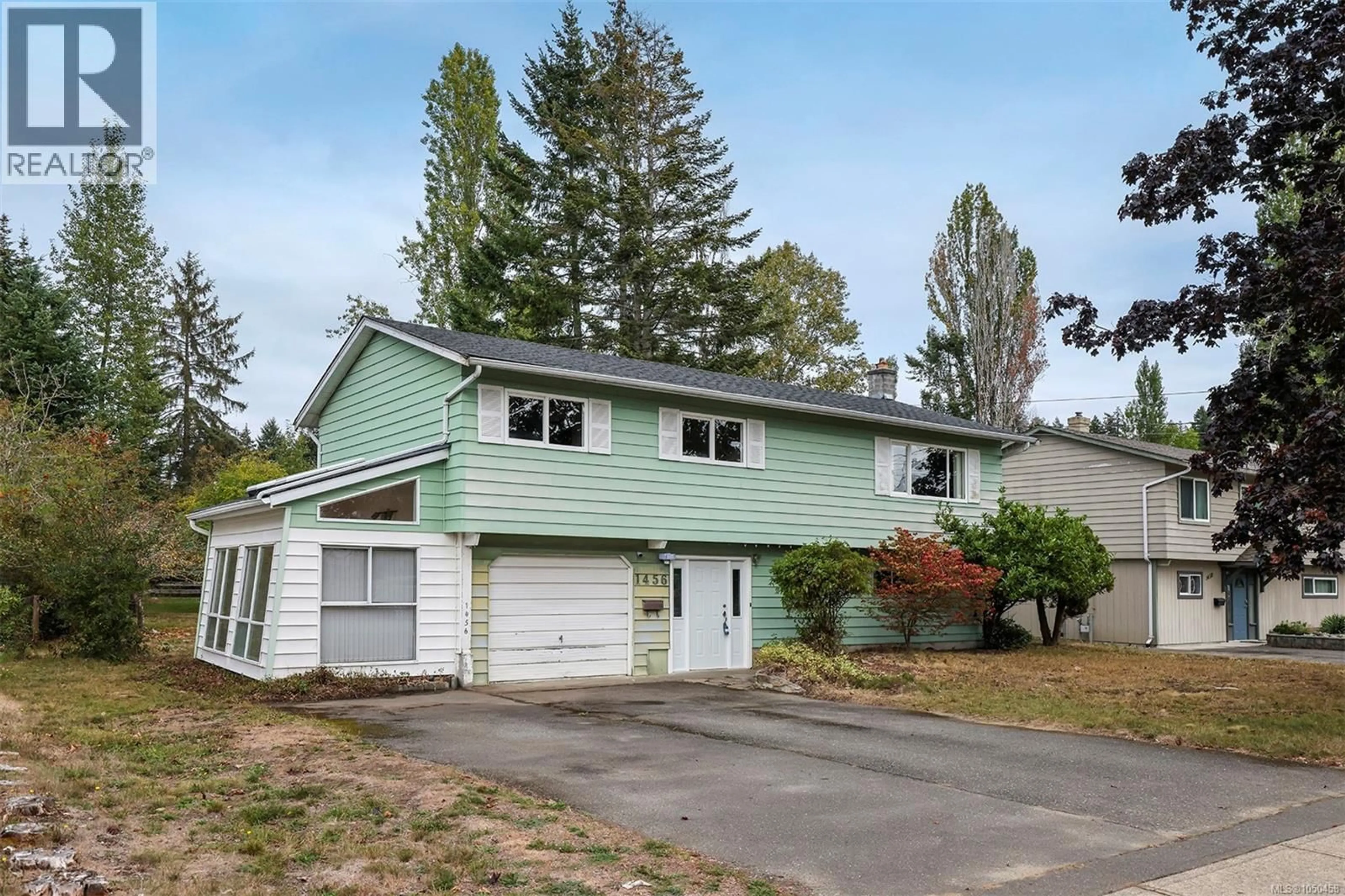 Home with vinyl exterior material, street for 1456 DOGWOOD AVENUE, Comox British Columbia V9M2Z5
