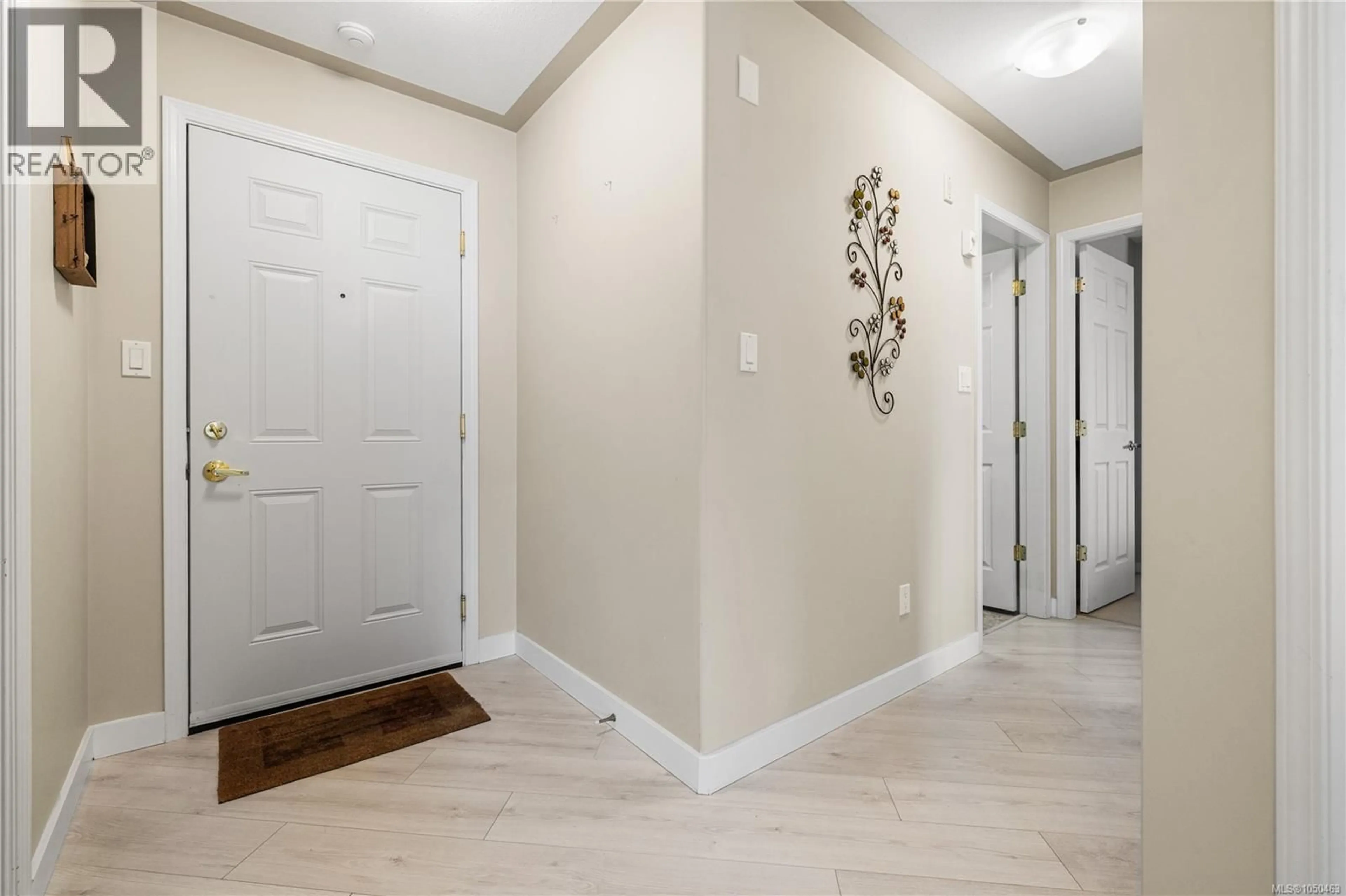 Indoor entryway for 303 - 350 SOUTH ISLAND HIGHWAY, Campbell River British Columbia V9W1A5