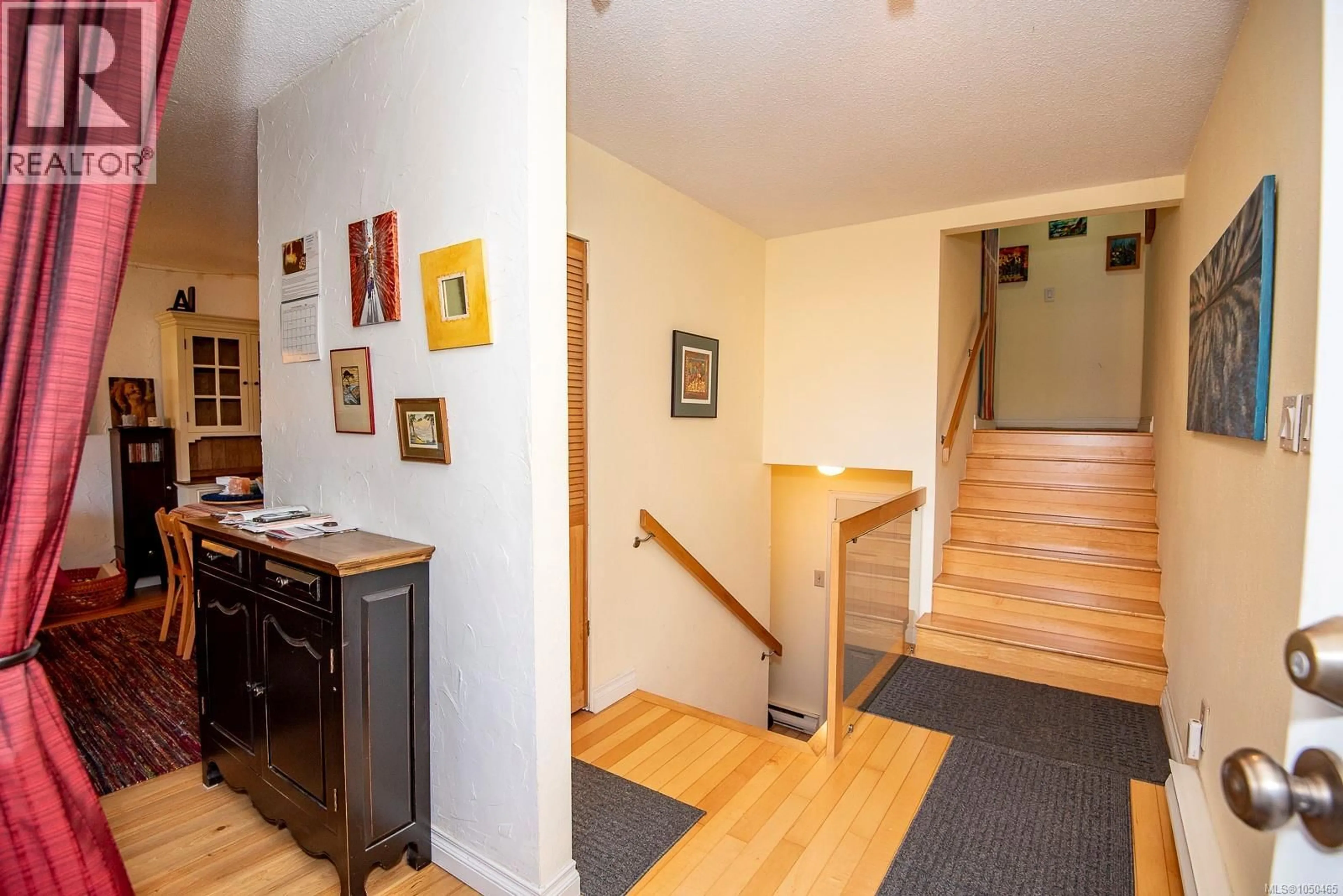 Indoor foyer for 13 - 3060 HARRIET ROAD, Saanich British Columbia V9A1T5