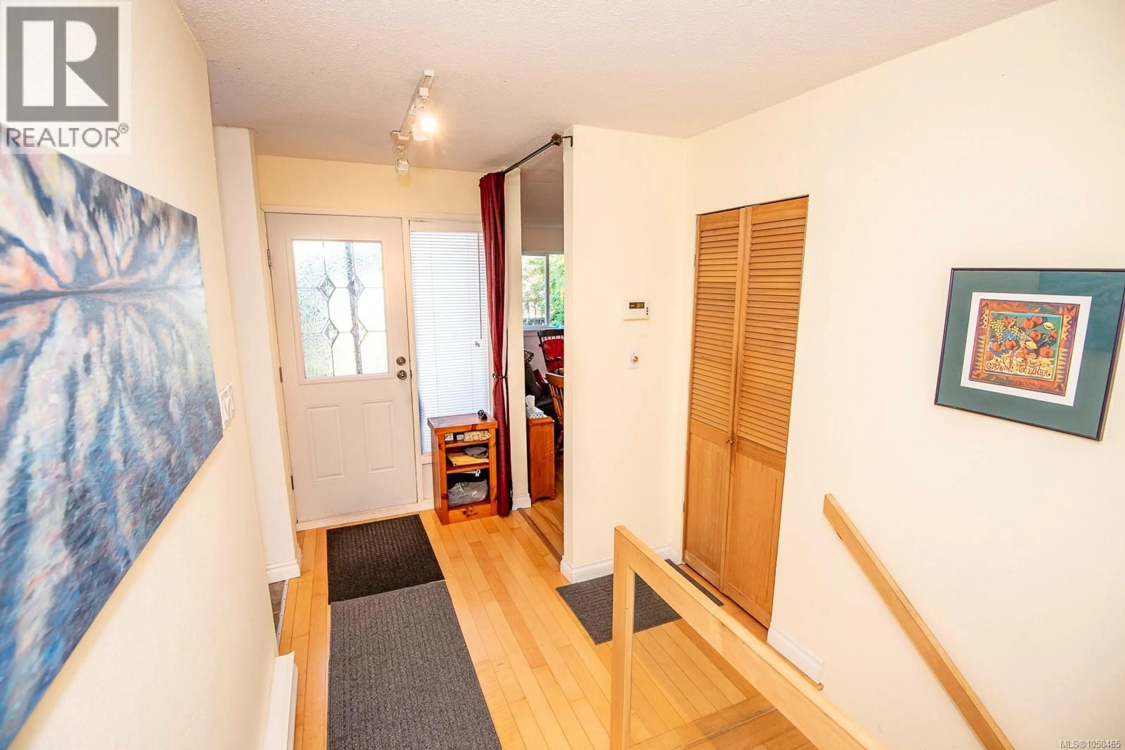 Indoor foyer for 13 - 3060 HARRIET ROAD, Saanich British Columbia V9A1T5