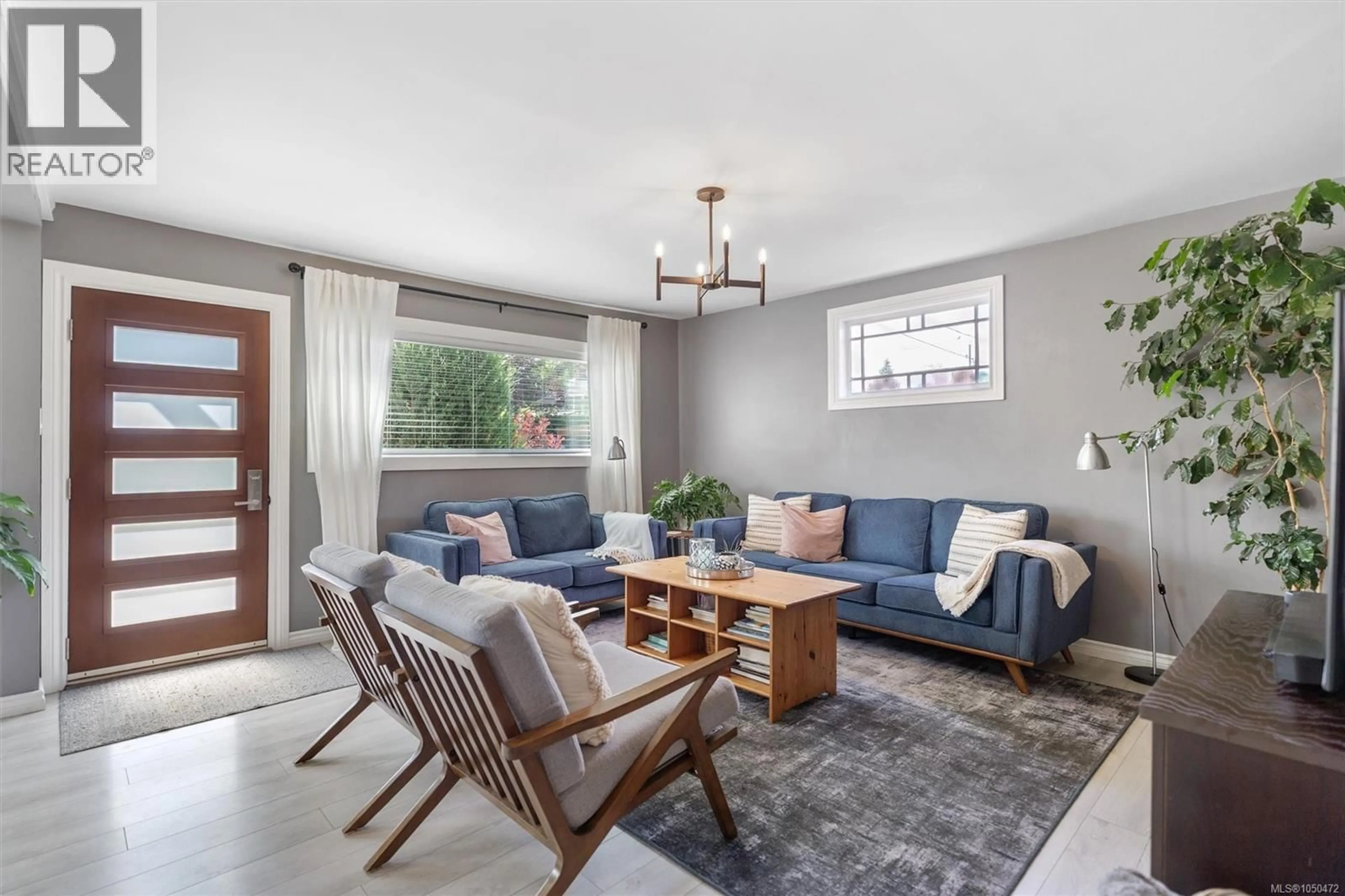 Living room with furniture, unknown for 3054 MILLGROVE STREET, Saanich British Columbia V9A1X5
