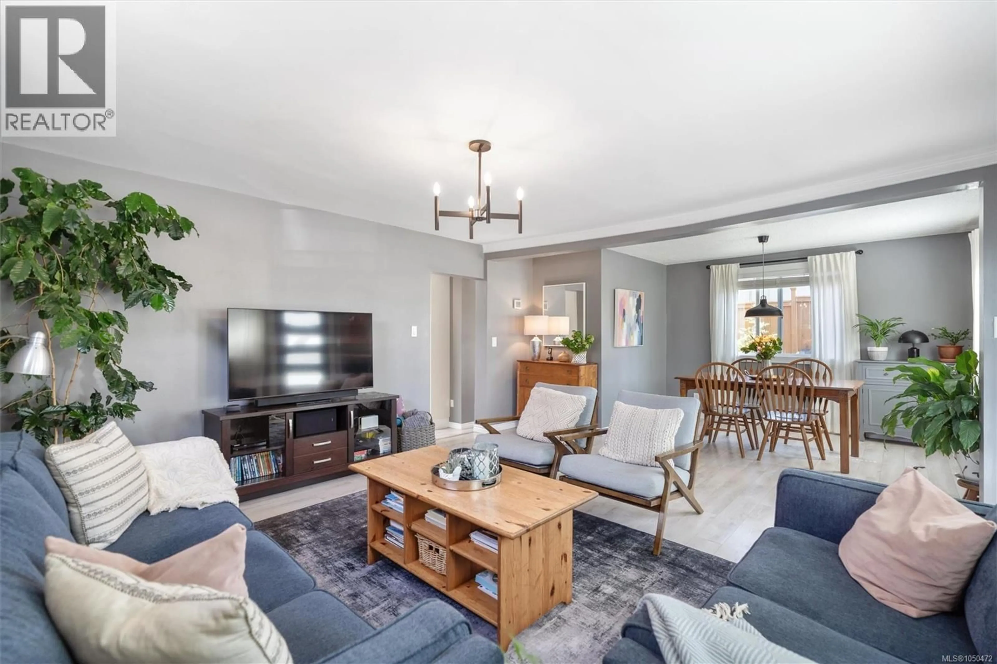 Living room with furniture, unknown for 3054 MILLGROVE STREET, Saanich British Columbia V9A1X5