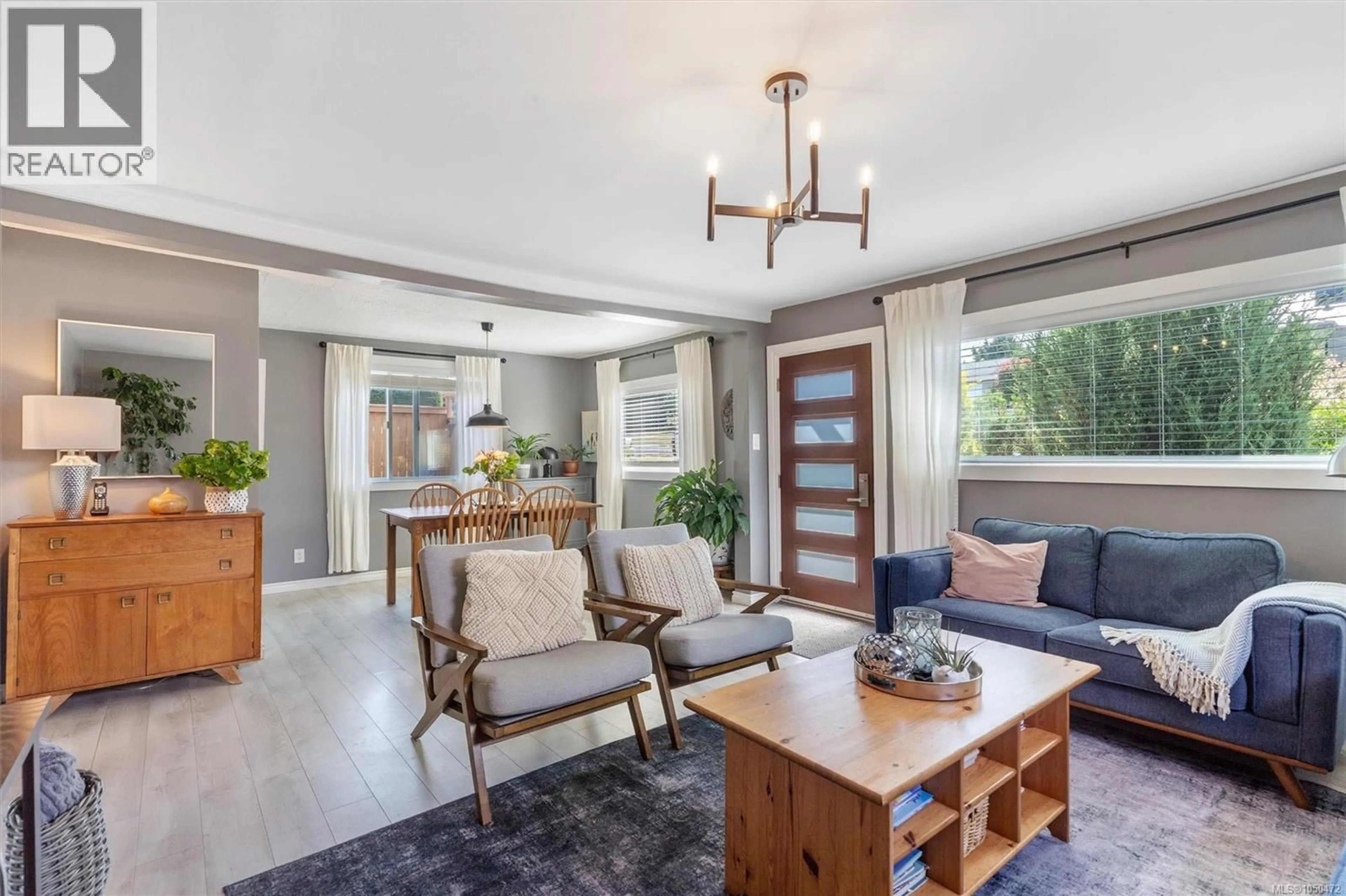 Living room with furniture, unknown for 3054 MILLGROVE STREET, Saanich British Columbia V9A1X5