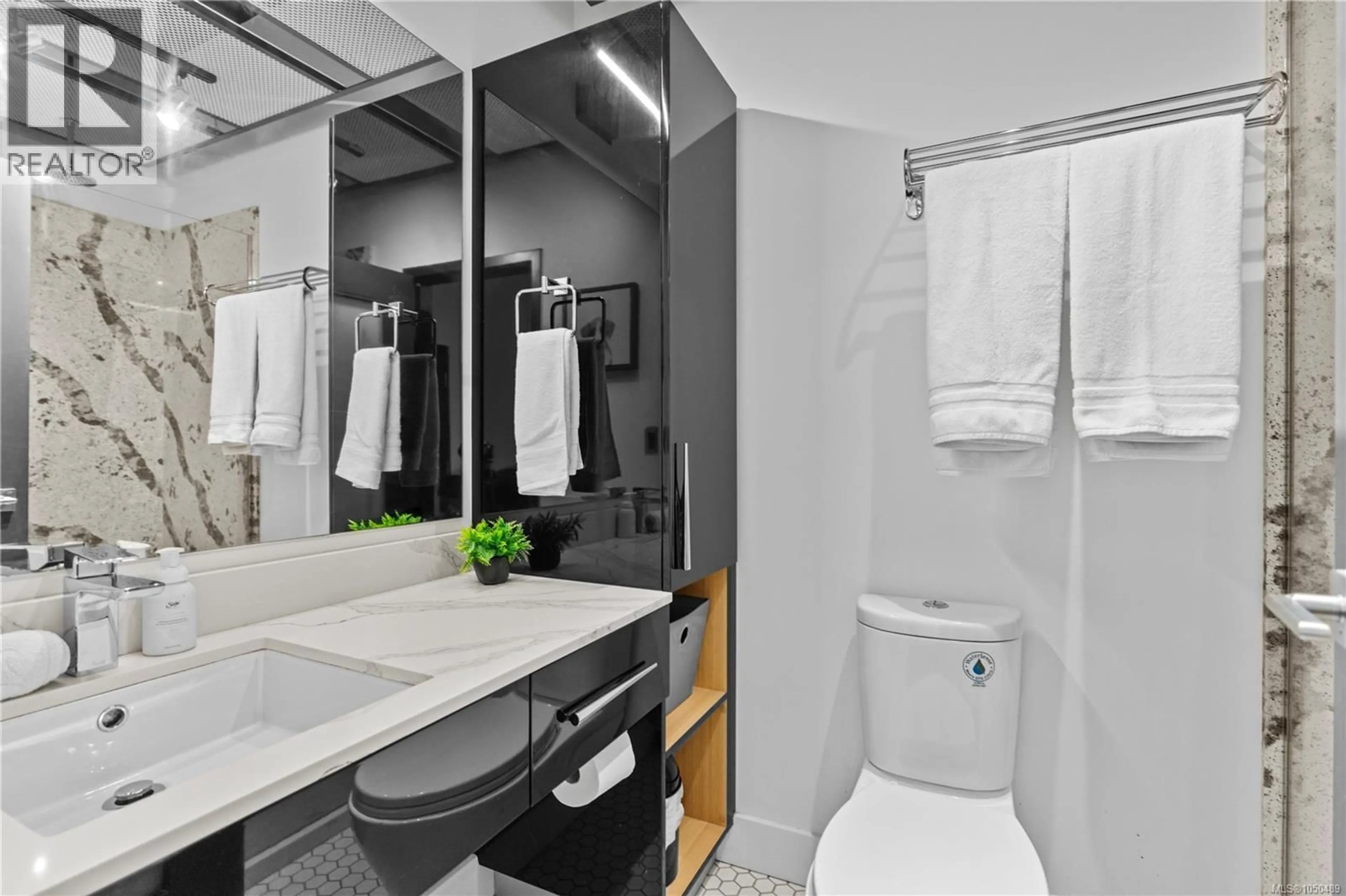 Standard bathroom, ceramic/tile floor for 427 - 1029 VIEW STREET, Victoria British Columbia V8W3Z8