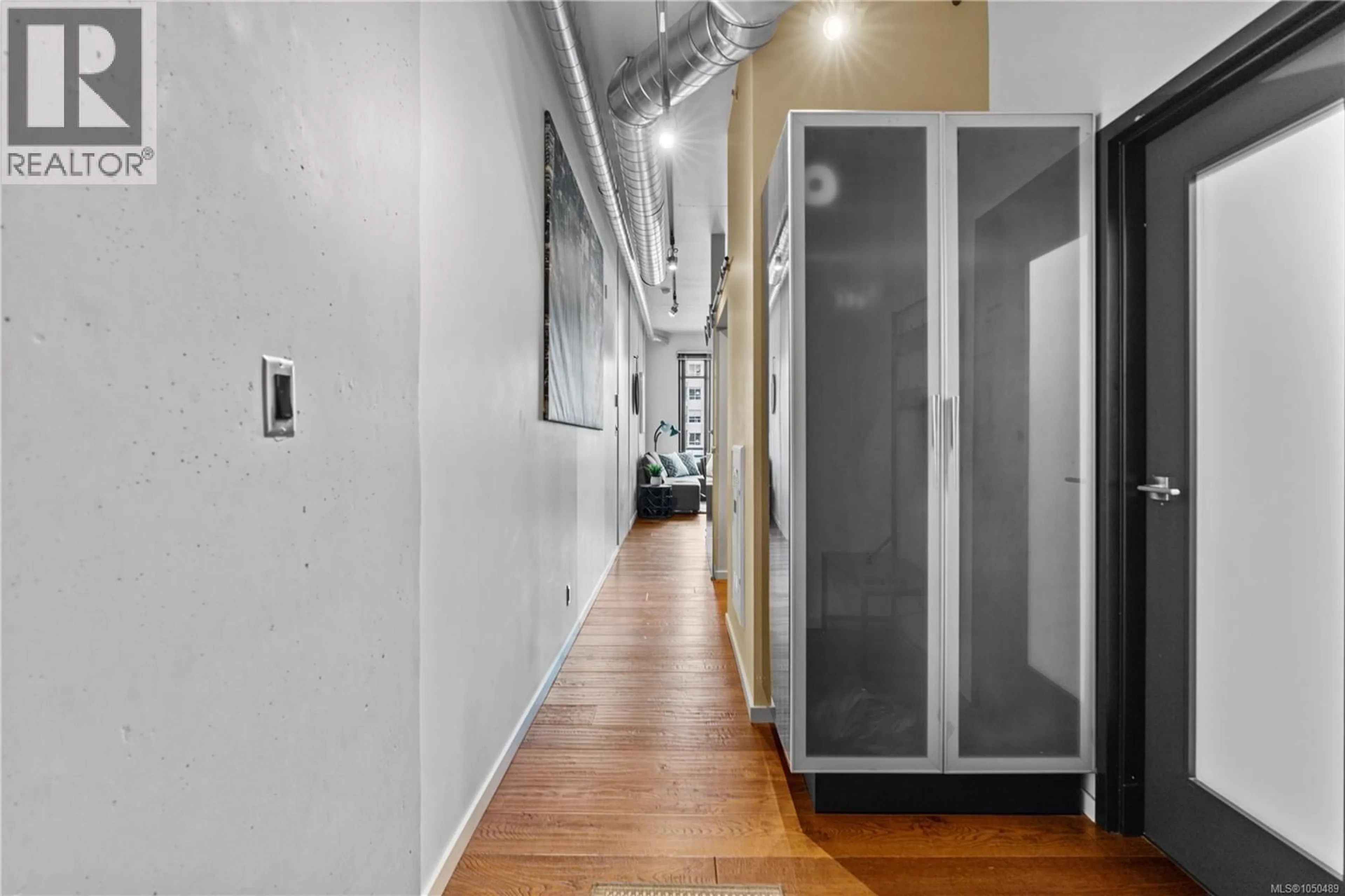 Indoor foyer for 427 - 1029 VIEW STREET, Victoria British Columbia V8W3Z8