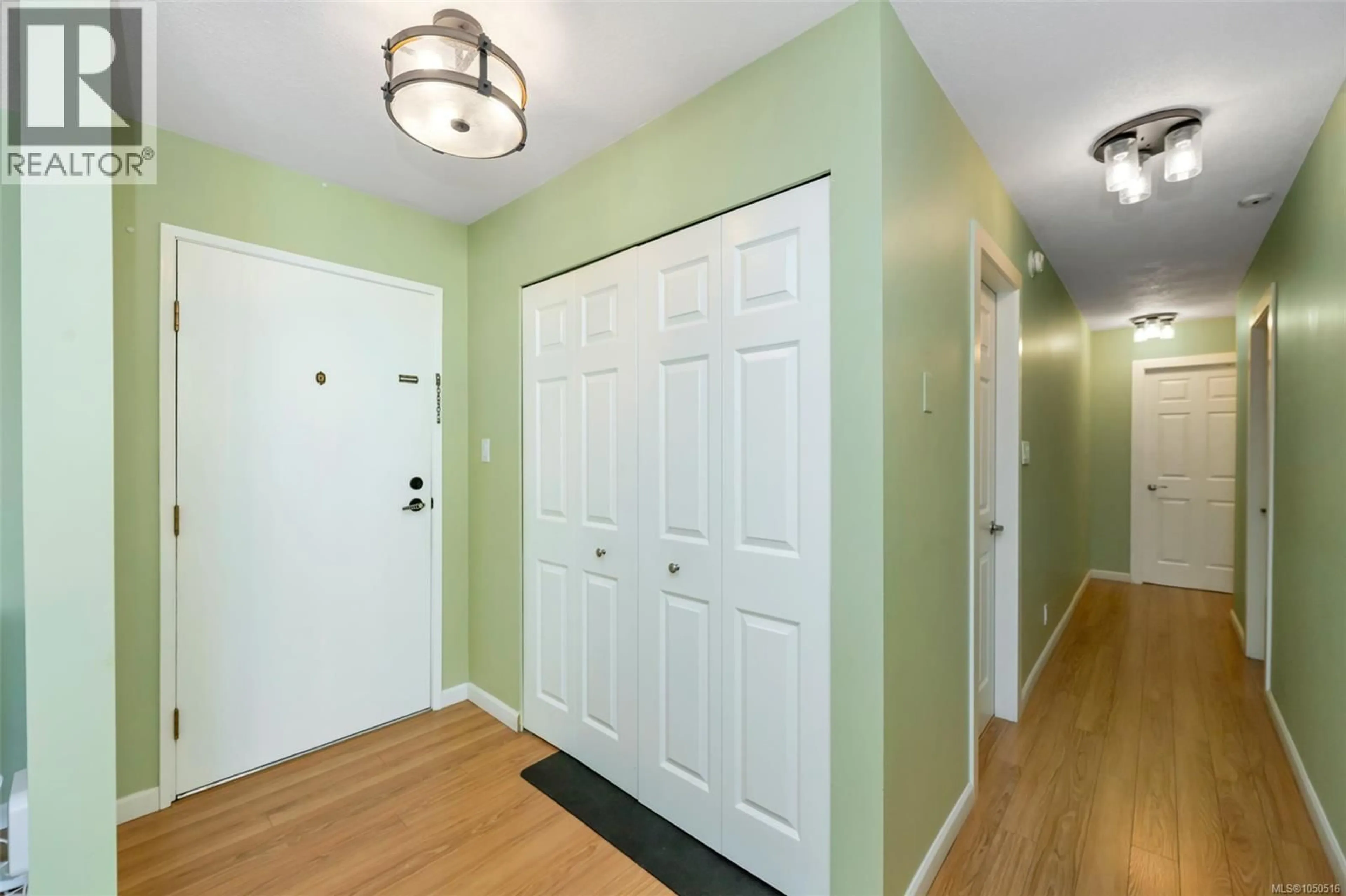 Indoor entryway for 310 - 853 SELKIRK AVENUE, Esquimalt British Columbia V9A2T7