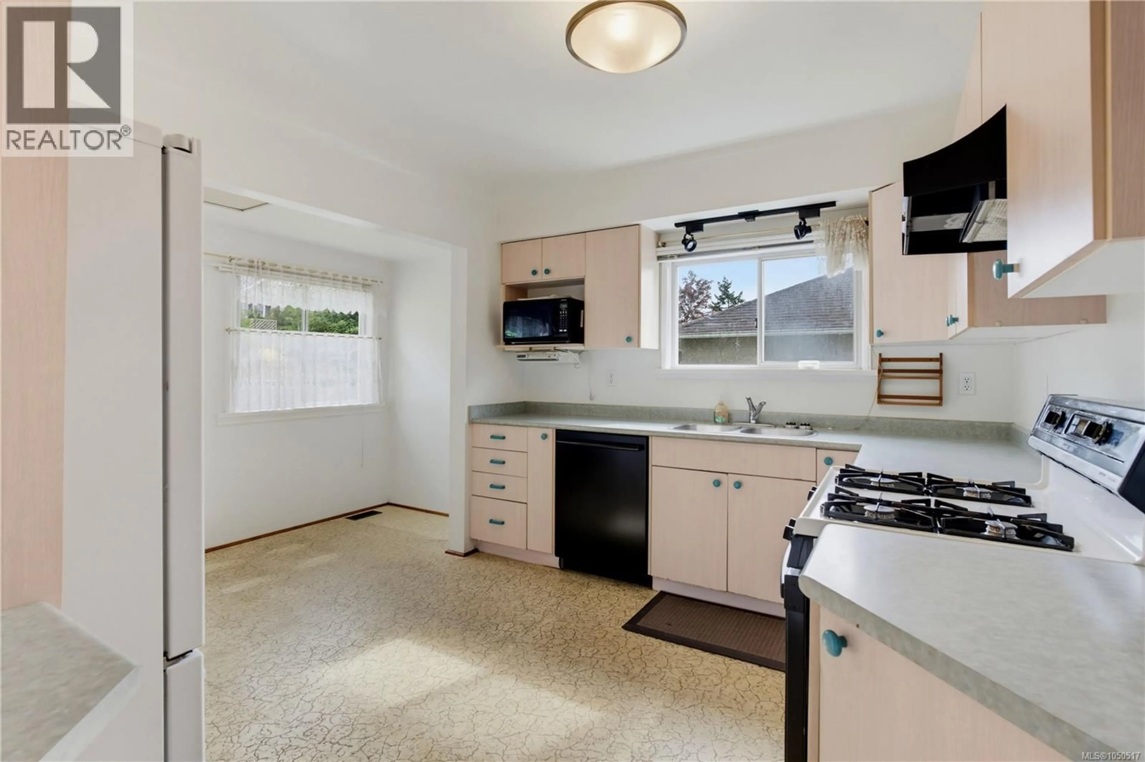 Standard kitchen, ceramic/tile floor for 2835 FIFTH STREET, Victoria British Columbia V8T4B3