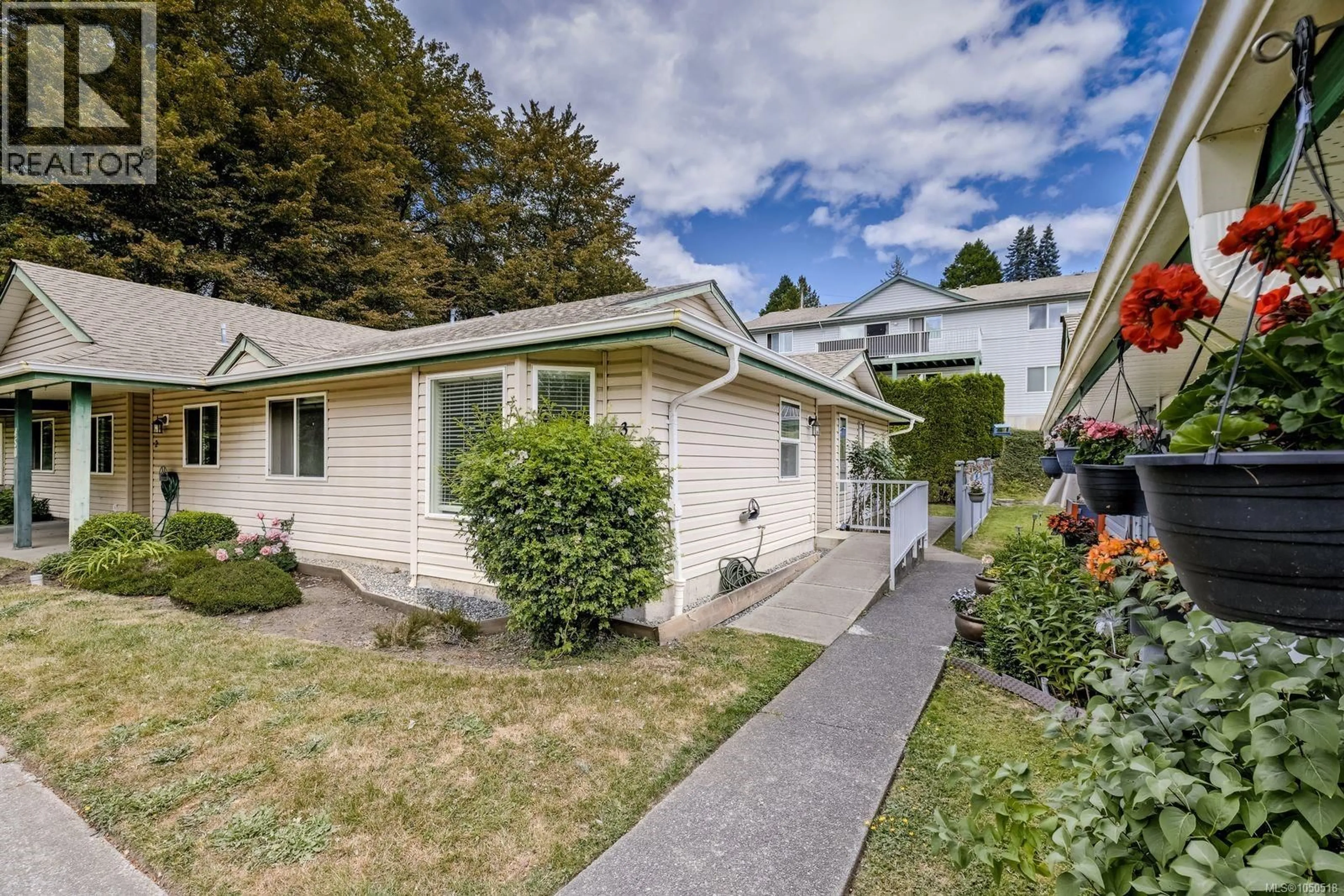 A pic from outside/outdoor area/front of a property/back of a property/a pic from drone, street for 3 - 450 GAIL PLACE, Nanaimo British Columbia V9R5W4